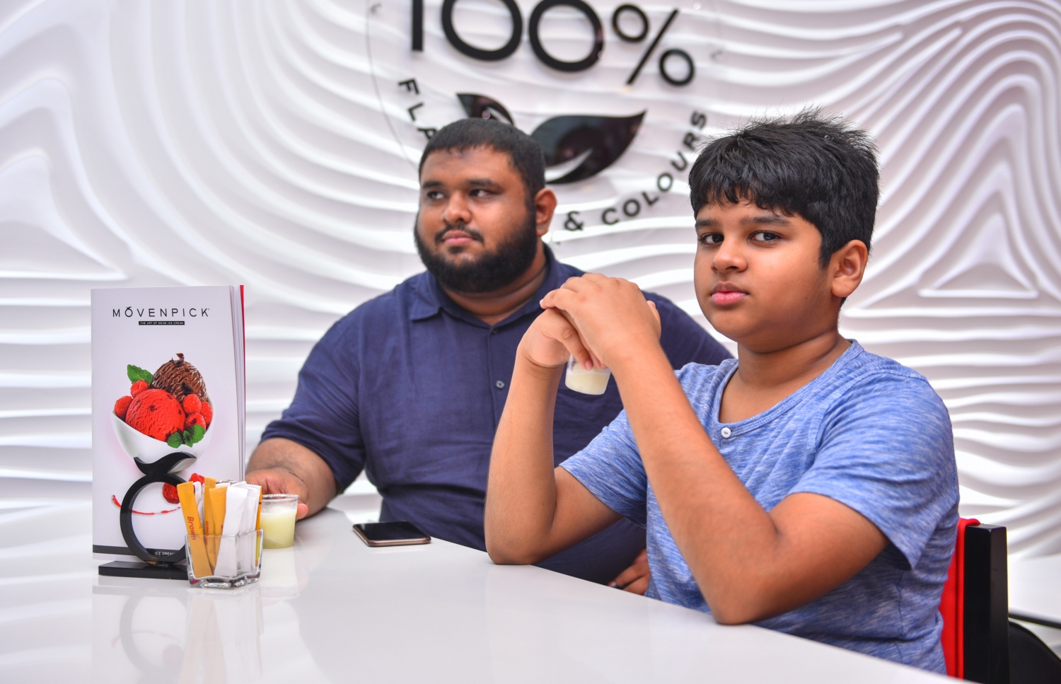 މާލެ: ޖޫން 2، 2017- މާލޭގައި މިރޭ ހުޅުވި މޫވެންޕިކް ރެސްޓޯރަންޓުން ބަޔަކު އައިސްކްރީމް ބޮނީ: ފުރަތަމަ ރޭ ވެސް ގިނަ ބަޔަކު ދިޔަ.---މިހާރު ފޮޓޯ: ހުސެއިން ވަހީދު