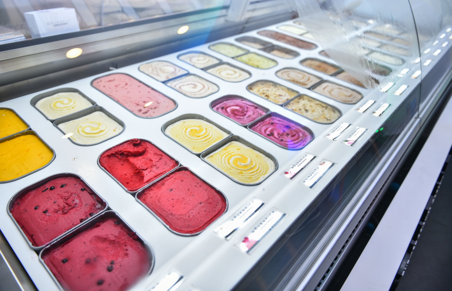 މާލެ: ޖޫން 2، 2017- މާލޭގައި މިރޭ ހުޅުވި މޫވެންޕިކް ރެސްޓޯރަންޓުގައި ހުރި އައިސްކްރީމްގެ ބާވަތްތައް: ފުރަތަމަ ރޭ ވެސް ގިނަ ބަޔަކު ދިޔަ.---މިހާރު ފޮޓޯ: ހުސެއިން ވަހީދު