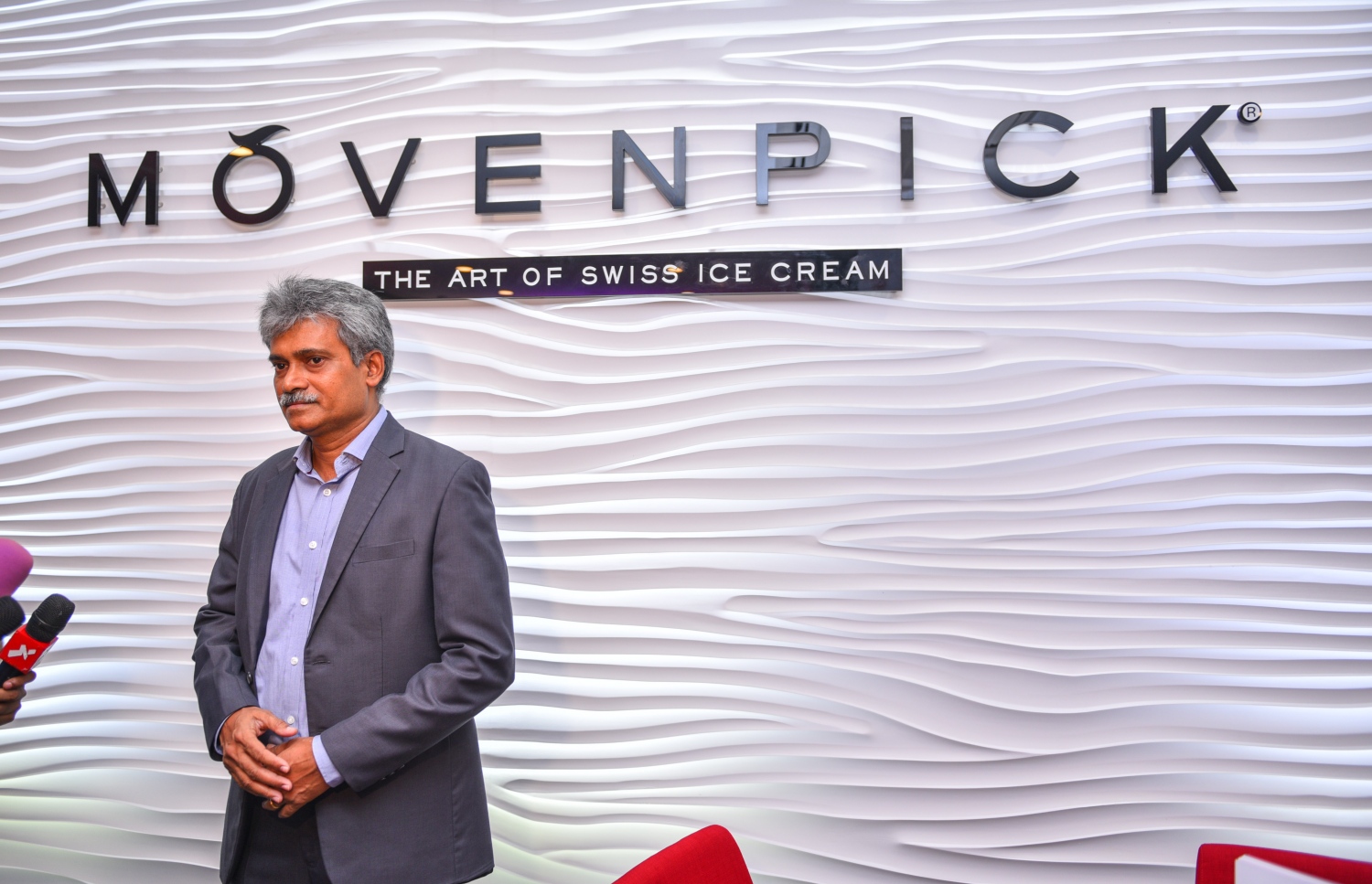 މާލެ: ޖޫން 2، 2017- މޫވެންޕިކްގެ ސައުތު އޭޝިއާ ކޮންސަލްޓަންޓް އެމްވީއެމް ރާއޯ، މާލޭގައި މިރޭ ހުޅުވި މޫވެންޕިކް ރެސްޓޯރަންޓާ ގުޅޭ ގޮތުން މީޑިއާއާ ވާހަކަ ދައްކަވަނީ: ރާއްޖޭގައި މި ފްރެންޗައިސް ގެ މައި ކެފޭއެއް ހުޅުވުމަކީ ބޮޑު ކާމިޔާބީއެއް ކަމަށް އޭނާ ވިދާޅުވި. އަދި މިދިޔަ 15 އަހަރުގައި މޫވެންޕިކް އައިސްކްރީމަށް ރާއްޖެ އިން ބޮޑު ތަރުހީބެެއް ލިބިފައިވާ ކަމަށާއި ދިވެހި ބައެއްގެ ބުރަ މަސައްކަތުން ހުޅުވި މި ރެސްޓޯރަންޓަށް ވެސް އެފަދަ ތަރުހީބެއް ލިބޭނެ ކަމަށް ޔަގީން ކުރައްވާ ކަމަށް ވިދާޅުވި.---މިހާރު ފޮޓޯ: ހުސެއިން ވަހީދު