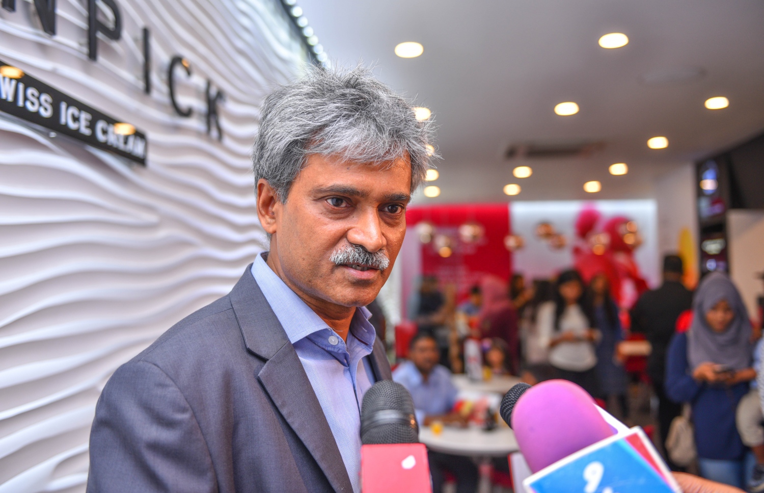 މާލެ: ޖޫން 2، 2017- މޫވެންޕިކްގެ ސައުތު އޭޝިއާ ކޮންސަލްޓަންޓް އެމްވީއެމް ރާއޯ، މާލޭގައި މިރޭ ހުޅުވި މޫވެންޕިކް ރެސްޓޯރަންޓާ ގުޅޭ ގޮތުން މީޑިއާއާ ވާހަކަ ދައްކަވަނީ: ރާއްޖޭގައި މި ފްރެންޗައިސް ގެ މައި ކެފޭއެއް ހުޅުވުމަކީ ބޮޑު ކާމިޔާބީއެއް ކަމަށް އޭނާ ވިދާޅުވި. އަދި މިދިޔަ 15 އަހަރުގައި މޫވެންޕިކް އައިސްކްރީމަށް ރާއްޖެ އިން ބޮޑު ތަރުހީބެެއް ލިބިފައިވާ ކަމަށާއި ދިވެހި ބައެއްގެ ބުރަ މަސައްކަތުން ހުޅުވި މި ރެސްޓޯރަންޓަށް ވެސް އެފަދަ ތަރުހީބެއް ލިބޭނެ ކަމަށް ޔަގީން ކުރައްވާ ކަމަށް ވިދާޅުވި.---މިހާރު ފޮޓޯ: ހުސެއިން ވަހީދު