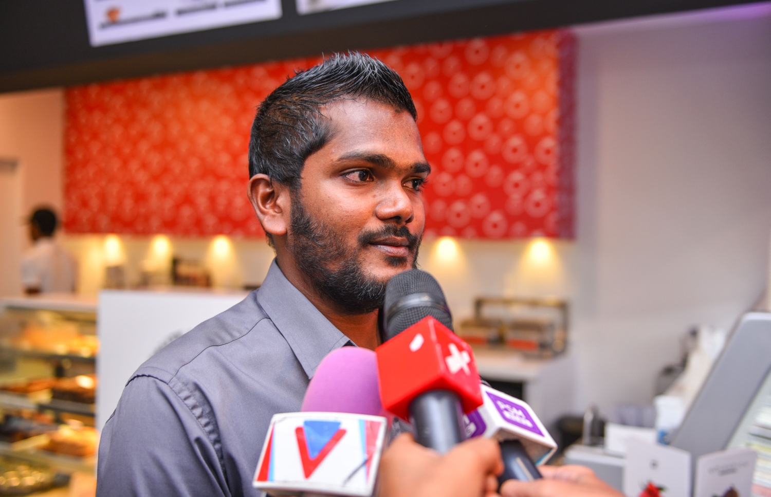 މާލެ: ޖޫން 2، 2017- މާލޭގައި މިރޭ ހުޅުވި މޫވެންޕިކް ރެސްޓޯރަންޓުގެ ސޭލްސް އެންޑް މާކެޓިންގް މެނޭޖަރު އަހުމަދު ޔޫމާން ސައީދު މީޑިއާއާ ވާހަކަ ދައްކަވަނީ: މޫވެންޕިކް އައިސްކްރީމަކީ ދިވެހިންގެ މެދުގައި ވެސް މަޝްހޫރު ބްރޭންޑެއްގެ އައިސްކްރީމެއް.---މިހާރު ފޮޓޯ: ހުސެއިން ވަހީދު