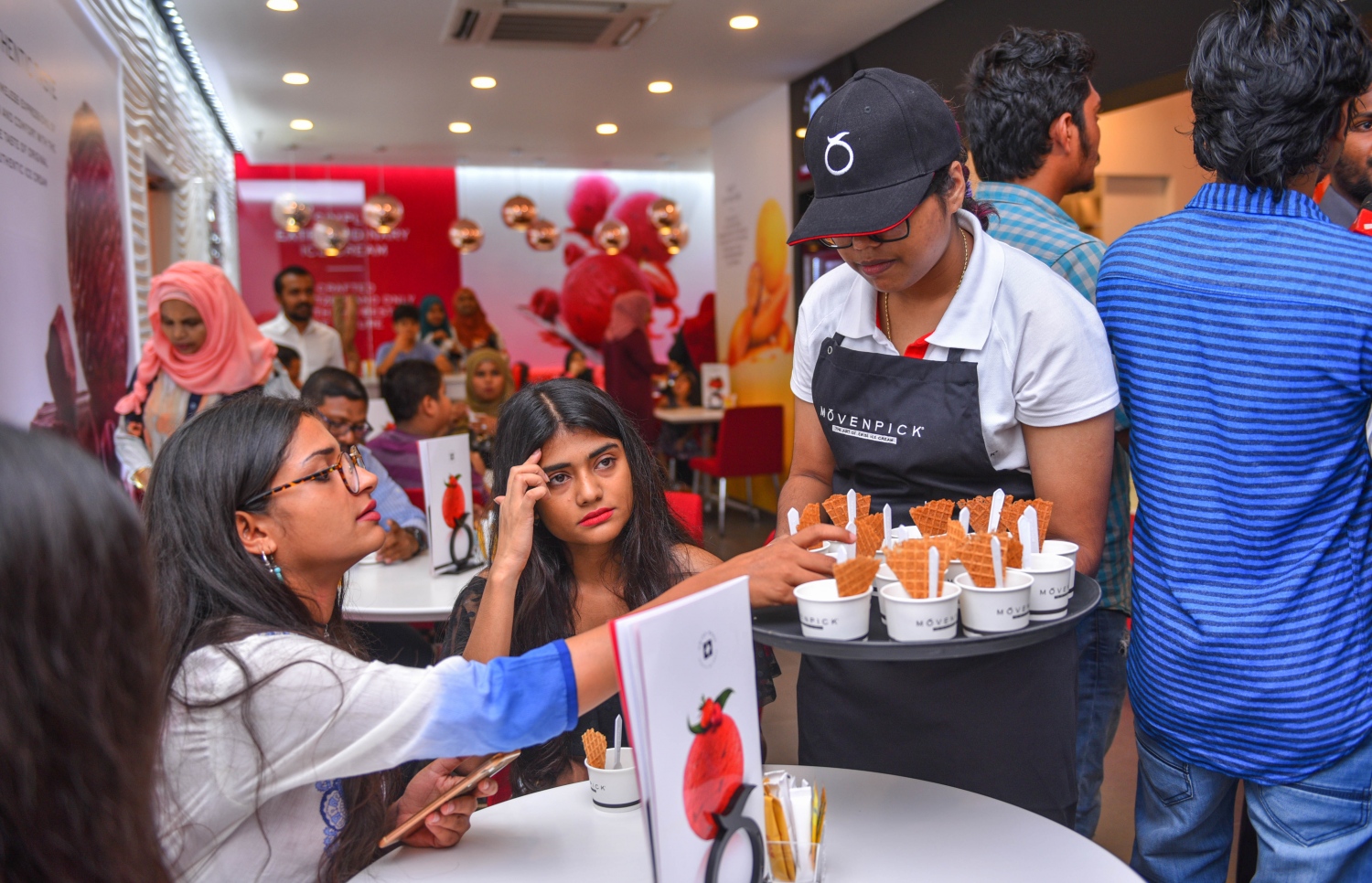 މާލެ: ޖޫން 2، 2017- މާލޭގައި މިރޭ ހުޅުވި މޫވެންޕިކް ރެސްޓޯރަންޓުގައި އައިސްކްރީމް ސާވް ކުރަނީ: ފުރަތަމަ ރޭ ވެސް ގިނަ ބަޔަކު ދިޔަ.---މިހާރު ފޮޓޯ: ހުސެއިން ވަހީދު