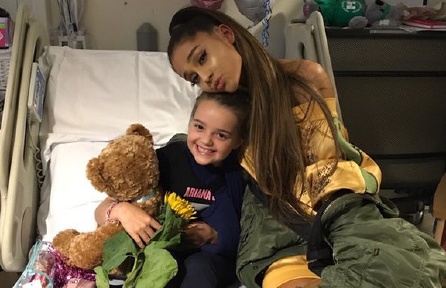 މެންޗެސްޓާ ހަމަލާގައި ޒަހަމްވި ކުއްޖަކަށް އެރިއާނާ ކުރި ޒިޔާރަތުގައި ހޮސްޕިޓަލްގައި.