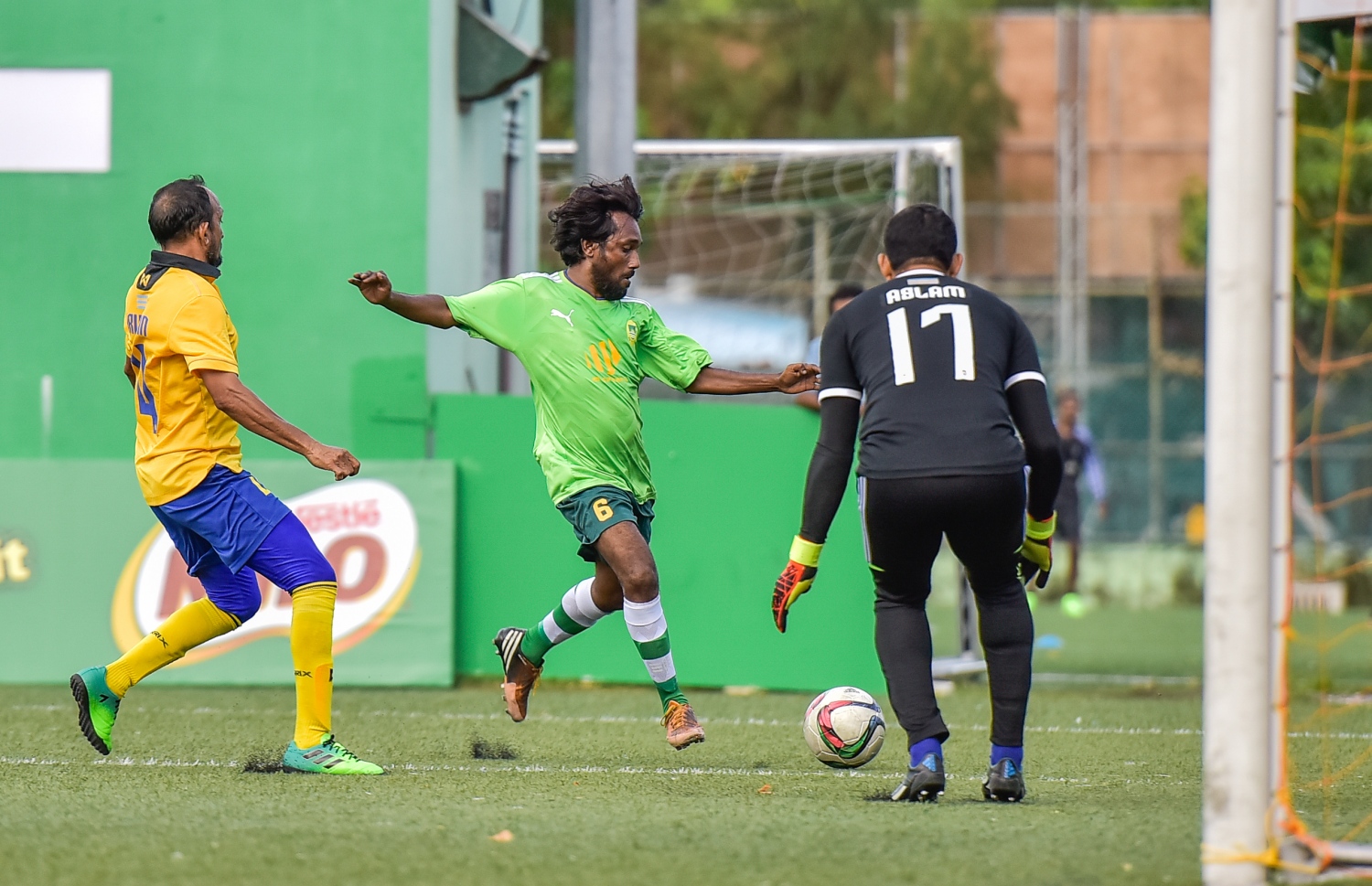 ވެެލެންސިއާގެ ގޯލަށް މާޒިޔާގެ ނާދު (މ) ބޯޅަ ފޮނުވާލަނީ.-- ފޮޓޯ: ނިޝާން އަލީ/ މިހާރު