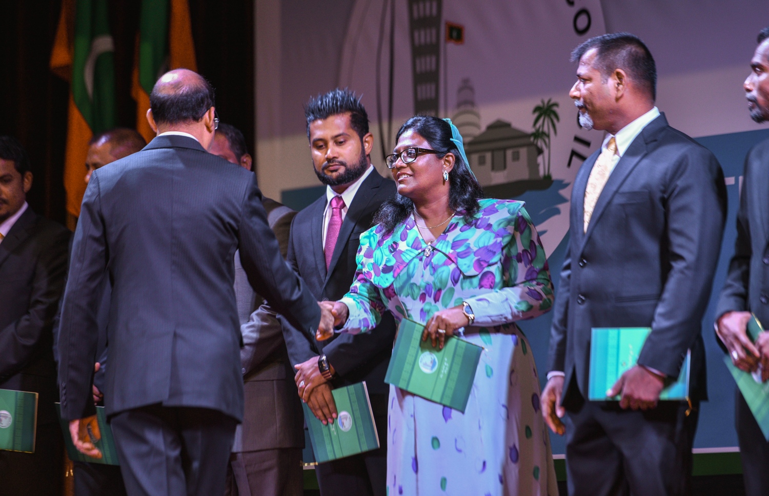 މާލެ: ޖޫން 3، 2017- މާލޭ ސިޓީ ކައުންސިލްގެ އާ މެމްބަރުން ހުވާކުރެއްވުމަށް ބޭއްވި ރަސްމިއްޔާތުގައި، މެމްބަރުންނަށް ހުވާލައިދެއްވި ސުޕްރީމް ކޯޓުގެ ފަނޑިޔާރު އާދަމް މުހައްމަދާ، މާލޭގެ އާ މޭޔަރު ޝިފާ ސަލާމް ކުރައްވަނީ.---މިހާރު ފޮޓޯ: ހުސެއިން ވަހީދު