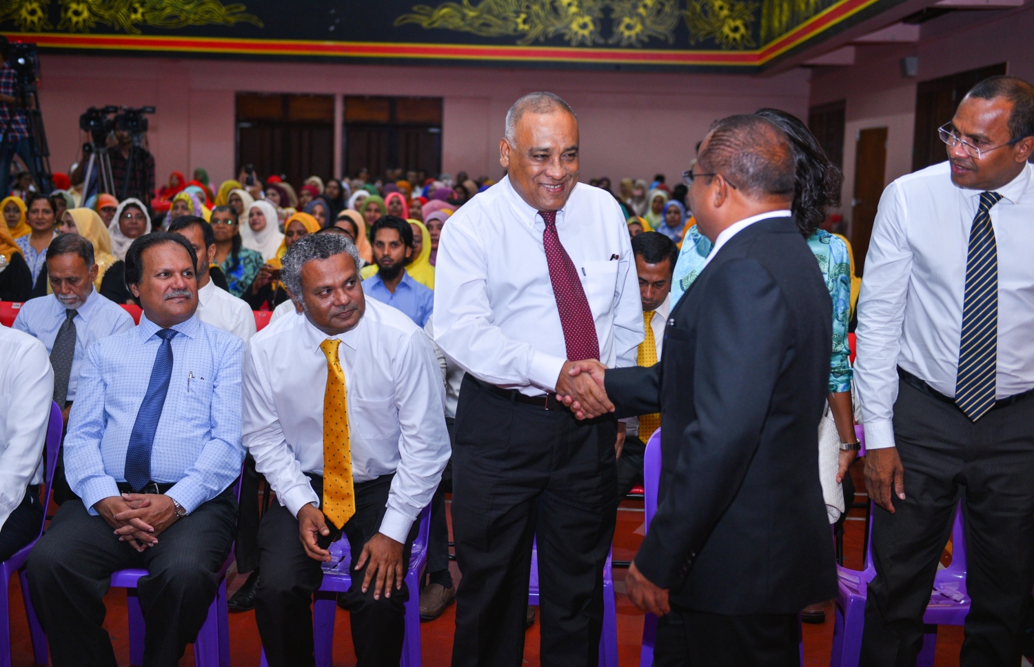 މާލެ: ޖޫން 3، 2017- މާލޭ ސިޓީ ކައުންސިލްގެ އާ މެމްބަރުން ހުވާކުރެއްވުމަށް ބޭއްވި ރަސްމިއްޔާތުގައި، އެ ކައުންސިލްގެ އާ މެމްބަރަކު ޖުމްހޫރީ ޕާޓީގެ ނައިބު ރައީސް އަބްދުﷲ ކަމާލުއްދީނާ ސަލާމް ކުރައްވަނީ.---މިހާރު ފޮޓޯ: ހުސެއިން ވަހީދު