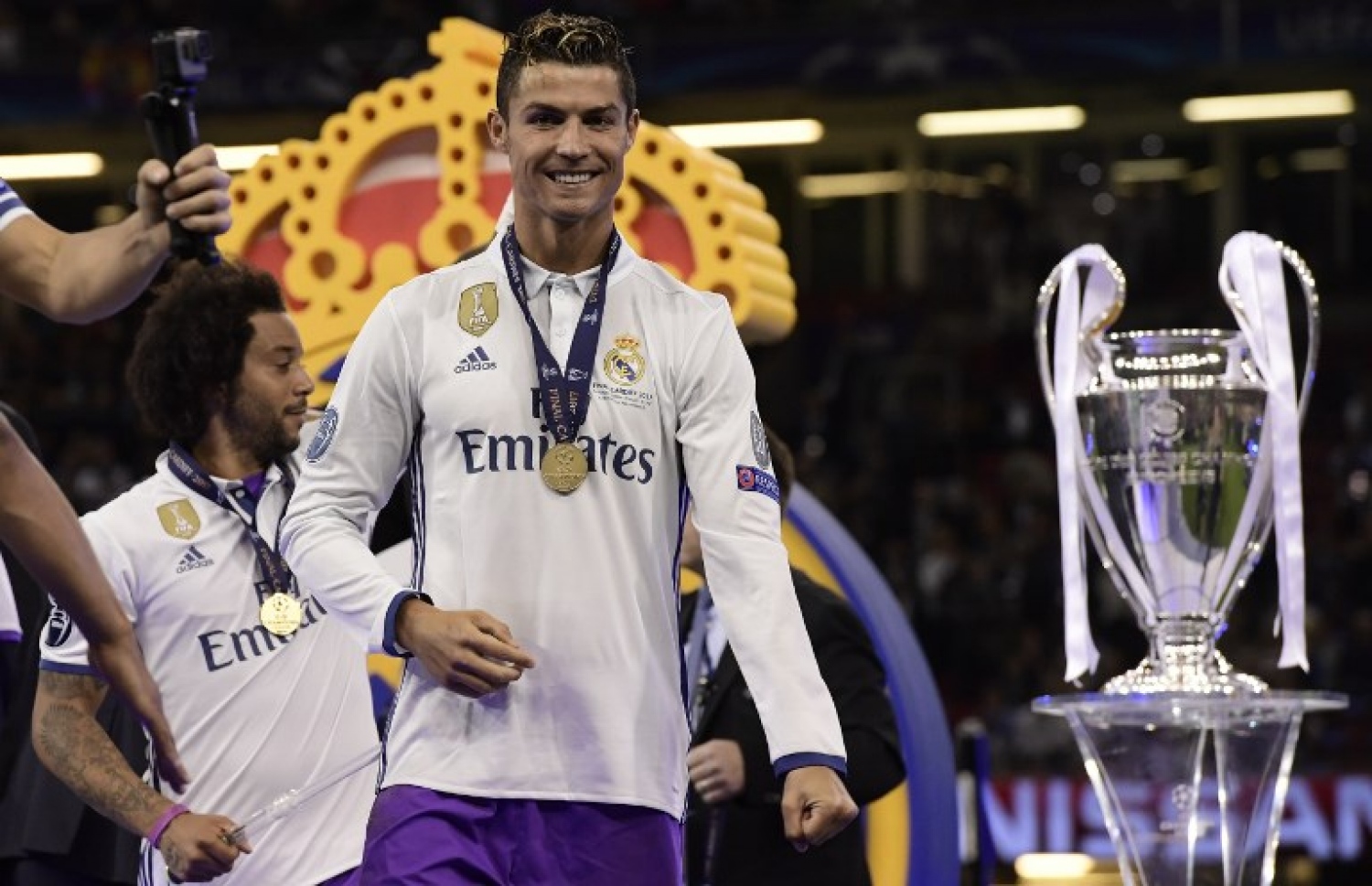 ކާޑިފް، ވޭލްސް: ޖޫން 3، 2017: ވޭލްސްގެ ކާޑިފްގެ މިލޭނިއަމް ސްޓޭޑިއަމުގައި ކުޅުނު ޗެމްޕިއަންސް ލީގުގެ ފައިނަލުގައި ރެއާލް މެޑްރިޑުގެ ފޯވާޑު ކްރިސްޓިއާނޯ ރޮނާލްޑޯ އުފާފާޅުކުރަނީ: އިޓަލީގެ ޔުވެންޓަސް 4-1 އިން ބަލިކޮށް، 12 ވަނަ ފަހަރަށް ޔުއެފާ ޗެމްޕިއަންސް ލީގު ކާމިޔާބުކޮށް އެ ތަށި ދިފާއުކުރި ފުރަތަމަ ޓީމުގެ ޝަރަފް ސްޕެއިނުގެ ރެއާލް މެޑްރިޑުން ވަނީ ހޯދައިފައި.-- ފޮޓޯ: އޭއެފްޕީ