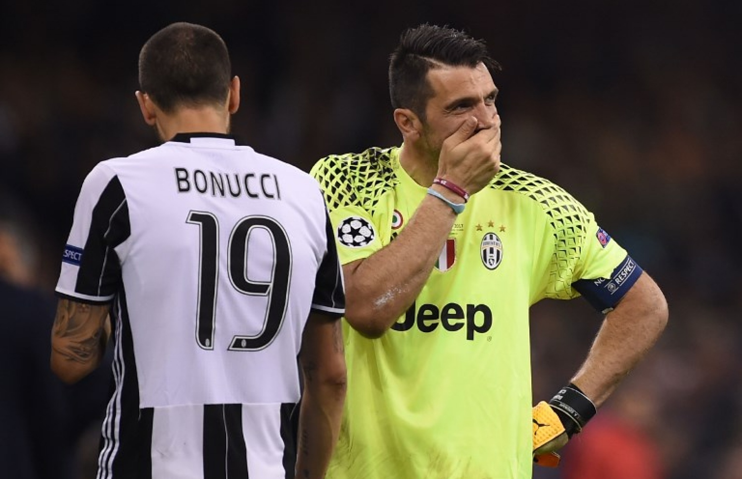 ކާޑިފް، ވޭލްސް: ޖޫން 3، 2017: ވޭލްސްގެ ކާޑިފްގެ މިލޭނިއަމް ސްޓޭޑިއަމުގައި ކުޅުނު ޗެމްޕިއަންސް ލީގުގެ ފައިނަލުގައި ޔުވެންޓަންސްގެ ގޯލްކީޕަރު ޖިއާންލުއިޖީ ބުފަން ހިތާމަފާޅުކުރަނީ: އިޓަލީގެ ޔުވެންޓަސް 4-1 އިން ބަލިކޮށް، 12 ވަނަ ފަހަރަށް ޔުއެފާ ޗެމްޕިއަންސް ލީގު ކާމިޔާބުކޮށް އެ ތަށި ދިފާއުކުރި ފުރަތަމަ ޓީމުގެ ޝަރަފް ސްޕެއިނުގެ ރެއާލް މެޑްރިޑުން ވަނީ ހޯދައިފައި.-- ފޮޓޯ: އޭއެފްޕީ