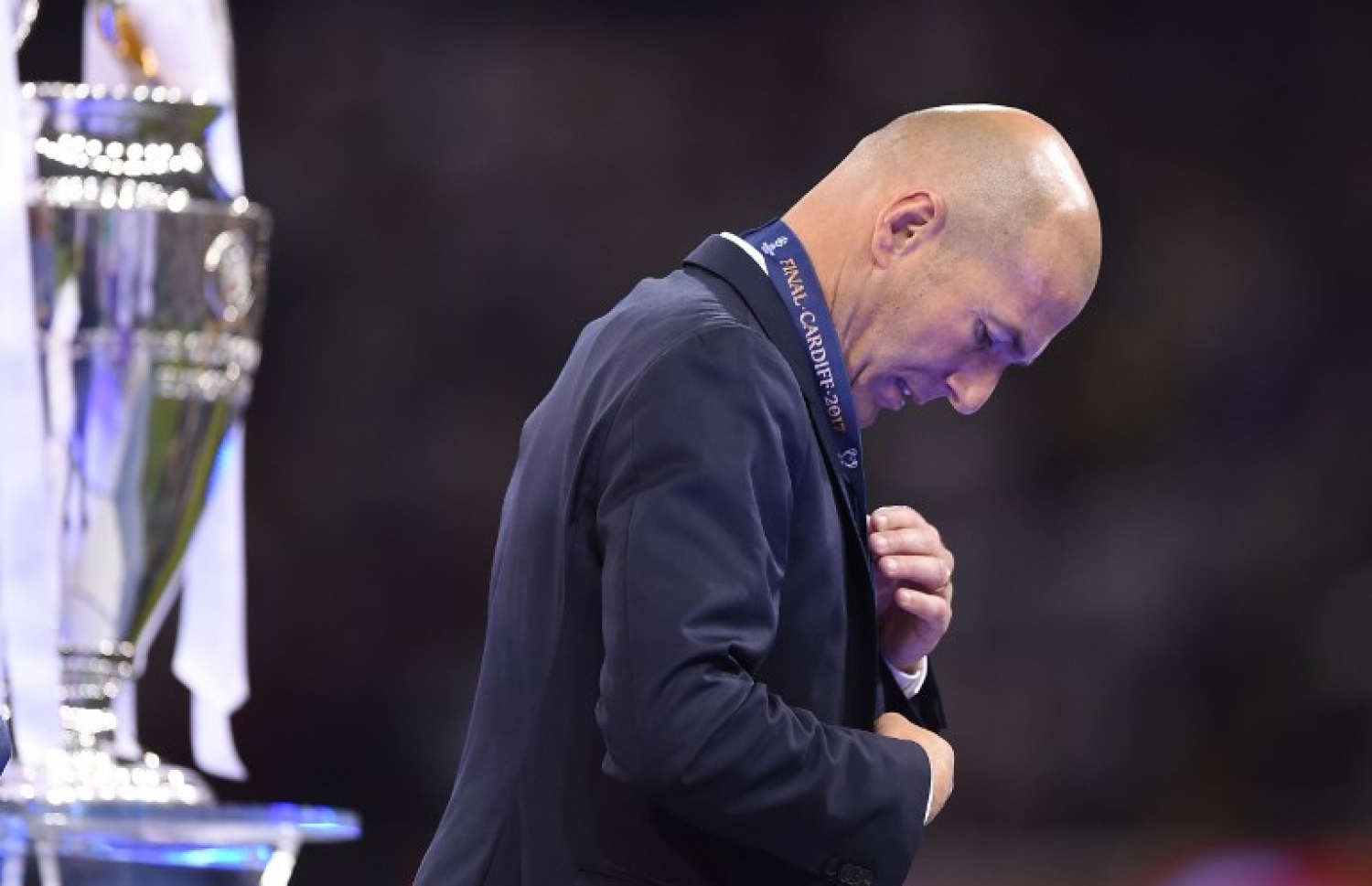 ކާޑިފް، ވޭލްސް: ޖޫން 3، 2017: ވޭލްސްގެ ކާޑިފްގެ މިލޭނިއަމް ސްޓޭޑިއަމުގައި ކުޅުނު ޗެމްޕިއަންސް ލީގުގެ ފައިނަލުގައި ރެއާލް މެޑްރިޑުގެ ކޯޗު ޒައިުއްދީން ޒިދާން، ތަށި ކައިރީގައި މަޑުކޮށްލައިގެން: އިޓަލީގެ ޔުވެންޓަސް 4-1 އިން ބަލިކޮށް، 12 ވަނަ ފަހަރަށް ޔުއެފާ ޗެމްޕިއަންސް ލީގު ކާމިޔާބުކޮށް އެ ތަށި ދިފާއުކުރި ފުރަތަމަ ޓީމުގެ ޝަރަފް ސްޕެއިނުގެ ރެއާލް މެޑްރިޑުން ވަނީ ހޯދައިފައި.-- ފޮޓޯ: އޭއެފްޕީ