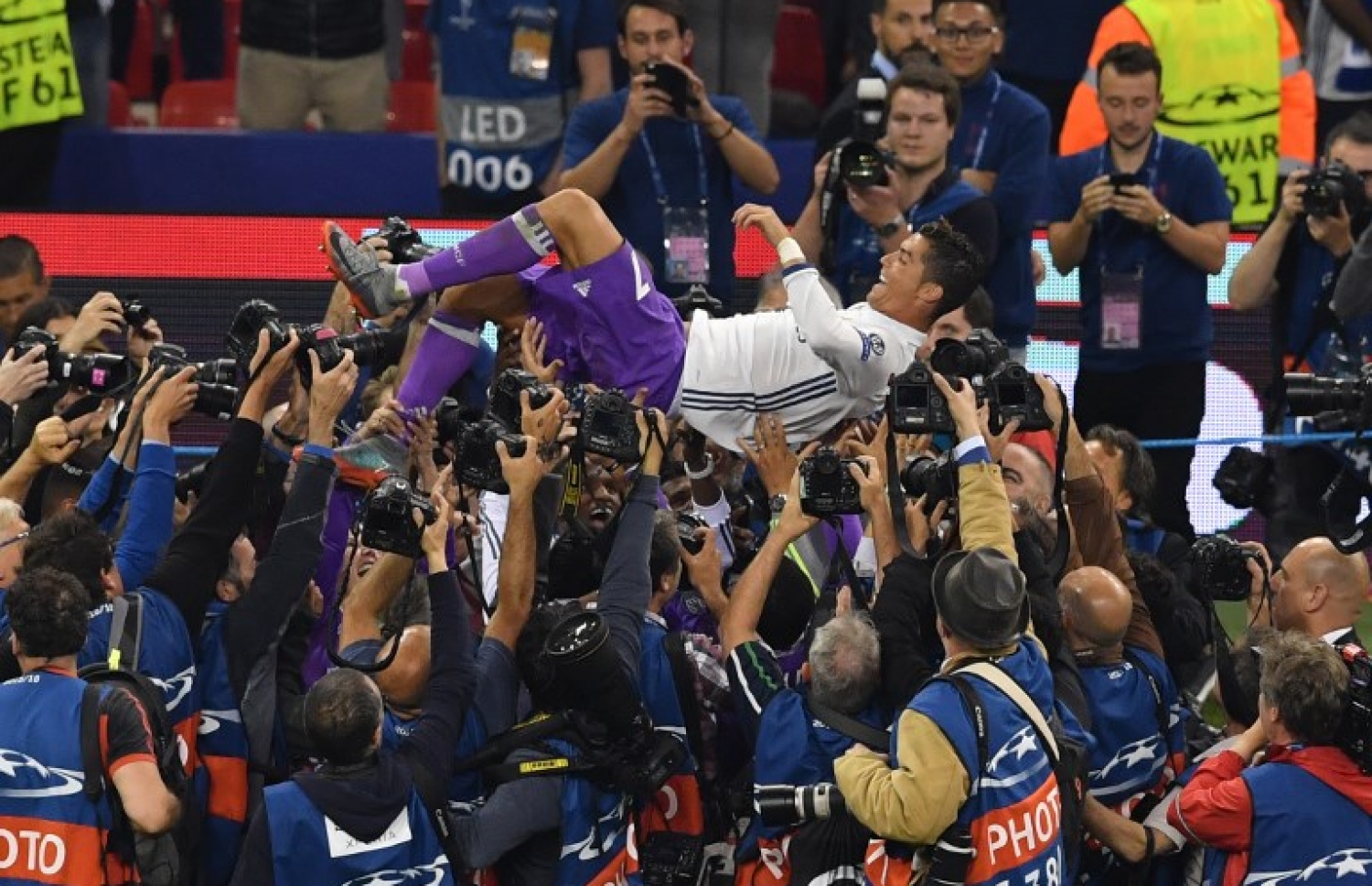 ކާޑިފް، ވޭލްސް: ޖޫން 3، 2017: ވޭލްސްގެ ކާޑިފްގެ މިލޭނިއަމް ސްޓޭޑިއަމުގައި ކުޅުނު ޗެމްޕިއަންސް ލީގުގެ ފައިނަލުގައި ރެއާލް މެޑްރިޑުގެ ފޯވާޑު ކްރިއަސްޓިއާނޯ ރޮނާލްޑޯ އުފުލާލަނީ: އިޓަލީގެ ޔުވެންޓަސް 4-1 އިން ބަލިކޮށް، 12 ވަނަ ފަހަރަށް ޔުއެފާ ޗެމްޕިއަންސް ލީގު ކާމިޔާބުކޮށް އެ ތަށި ދިފާއުކުރި ފުރަތަމަ ޓީމުގެ ޝަރަފް ސްޕެއިނުގެ ރެއާލް މެޑްރިޑުން ވަނީ ހޯދައިފައި.-- ފޮޓޯ: އޭއެފްޕީ