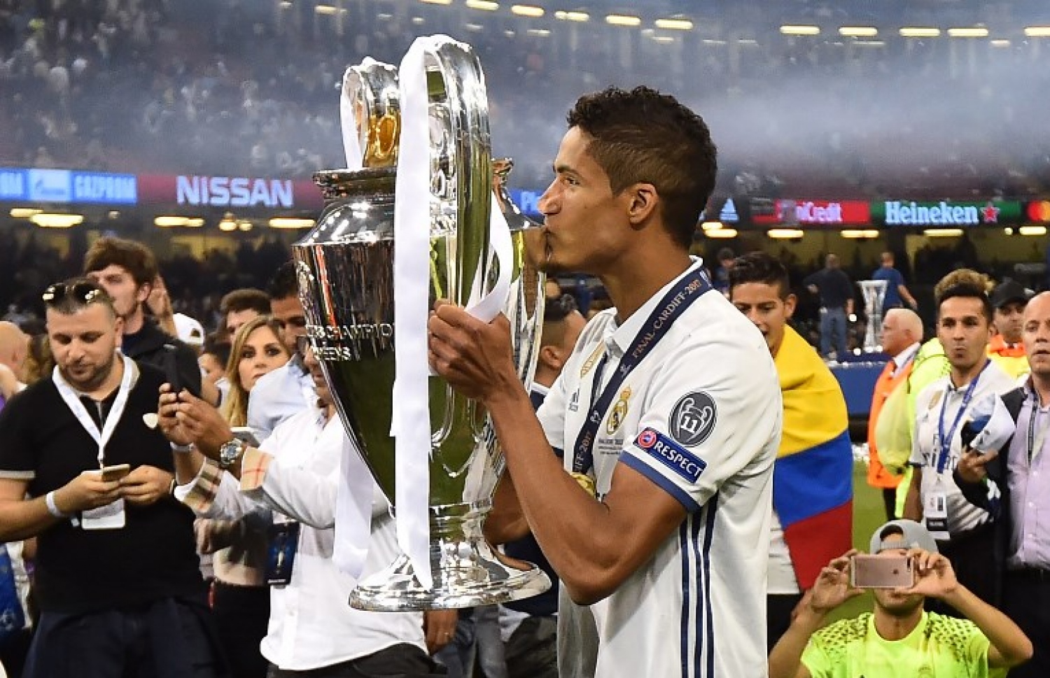 ކާޑިފް، ވޭލްސް: ޖޫން 3، 2017: ވޭލްސްގެ ކާޑިފްގެ މިލޭނިއަމް ސްޓޭޑިއަމުގައި ކުޅުނު ޗެމްޕިއަންސް ލީގުގެ ފައިނަލުގައި ރެއާލް މެޑްރިޑުގެ ޑިފެންޑަރު ރަފޭލް ވެރާނީ ތައްޓަށް ދޮނެއްދެނީ: އިޓަލީގެ ޔުވެންޓަސް 4-1 އިން ބަލިކޮށް، 12 ވަނަ ފަހަރަށް ޔުއެފާ ޗެމްޕިއަންސް ލީގު ކާމިޔާބުކޮށް އެ ތަށި ދިފާއުކުރި ފުރަތަމަ ޓީމުގެ ޝަރަފް ސްޕެއިނުގެ ރެއާލް މެޑްރިޑުން ވަނީ ހޯދައިފައި.-- ފޮޓޯ: އޭއެފްޕީ