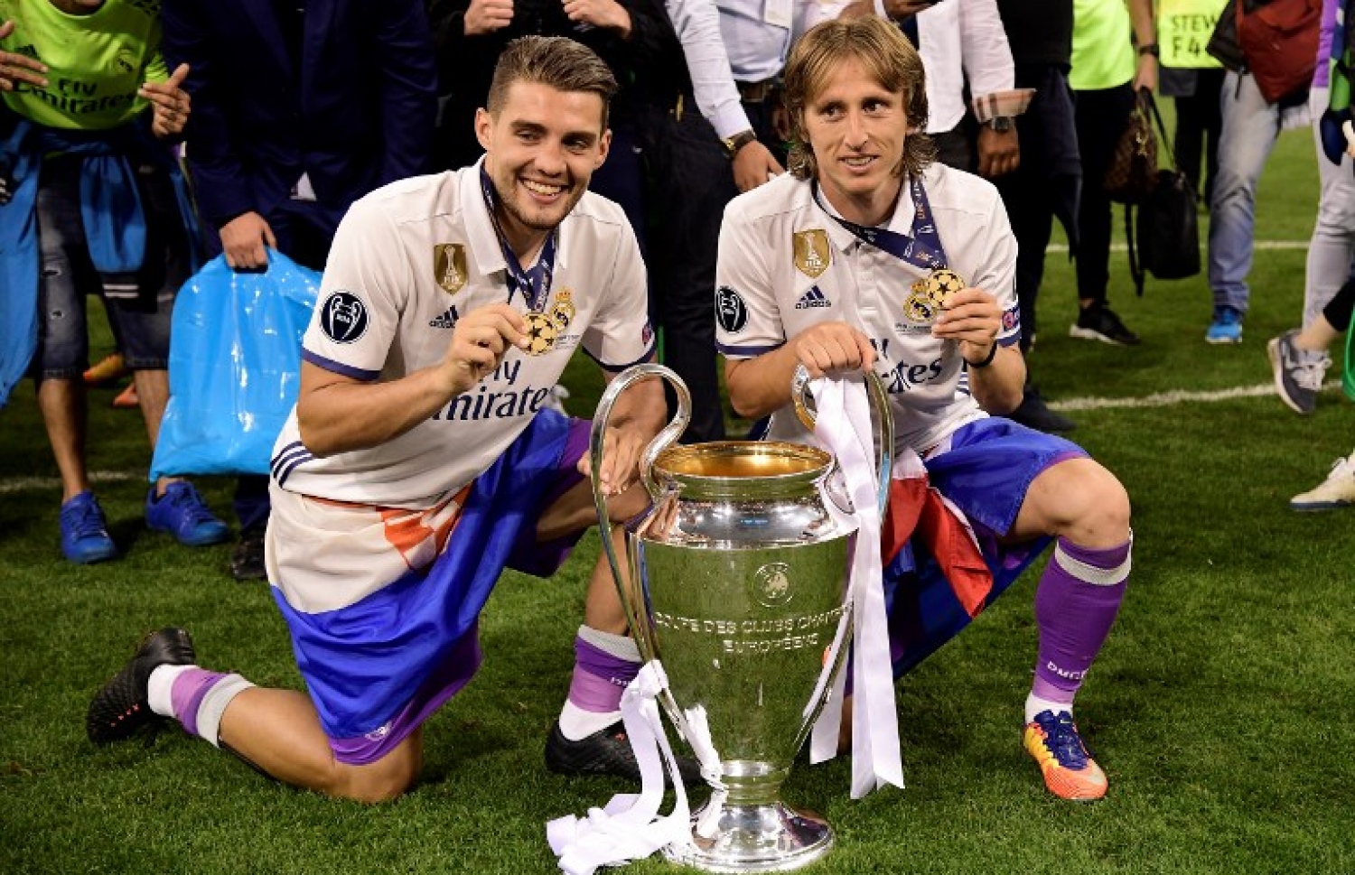 ކާޑިފް، ވޭލްސް: ޖޫން 3، 2017: ވޭލްސްގެ ކާޑިފްގެ މިލޭނިއަމް ސްޓޭޑިއަމުގައި ކުޅުނު ޗެމްޕިއަންސް ލީގުގެ ފައިނަލުގައި ރެއާލް މެޑްރިޑުގެ މިޑް ފީލްޑަރު ލުކާ މޮޑްރިކް(ކ)، މާޓިއޯ ކޮވަސިޗް ތައްޓާއެކު: އިޓަލީގެ ޔުވެންޓަސް 4-1 އިން ބަލިކޮށް، 12 ވަނަ ފަހަރަށް ޔުއެފާ ޗެމްޕިއަންސް ލީގު ކާމިޔާބުކޮށް އެ ތަށި ދިފާއުކުރި ފުރަތަމަ ޓީމުގެ ޝަރަފް ސްޕެއިނުގެ ރެއާލް މެޑްރިޑުން ވަނީ ހޯދައިފައި.-- ފޮޓޯ: އޭއެފްޕީ