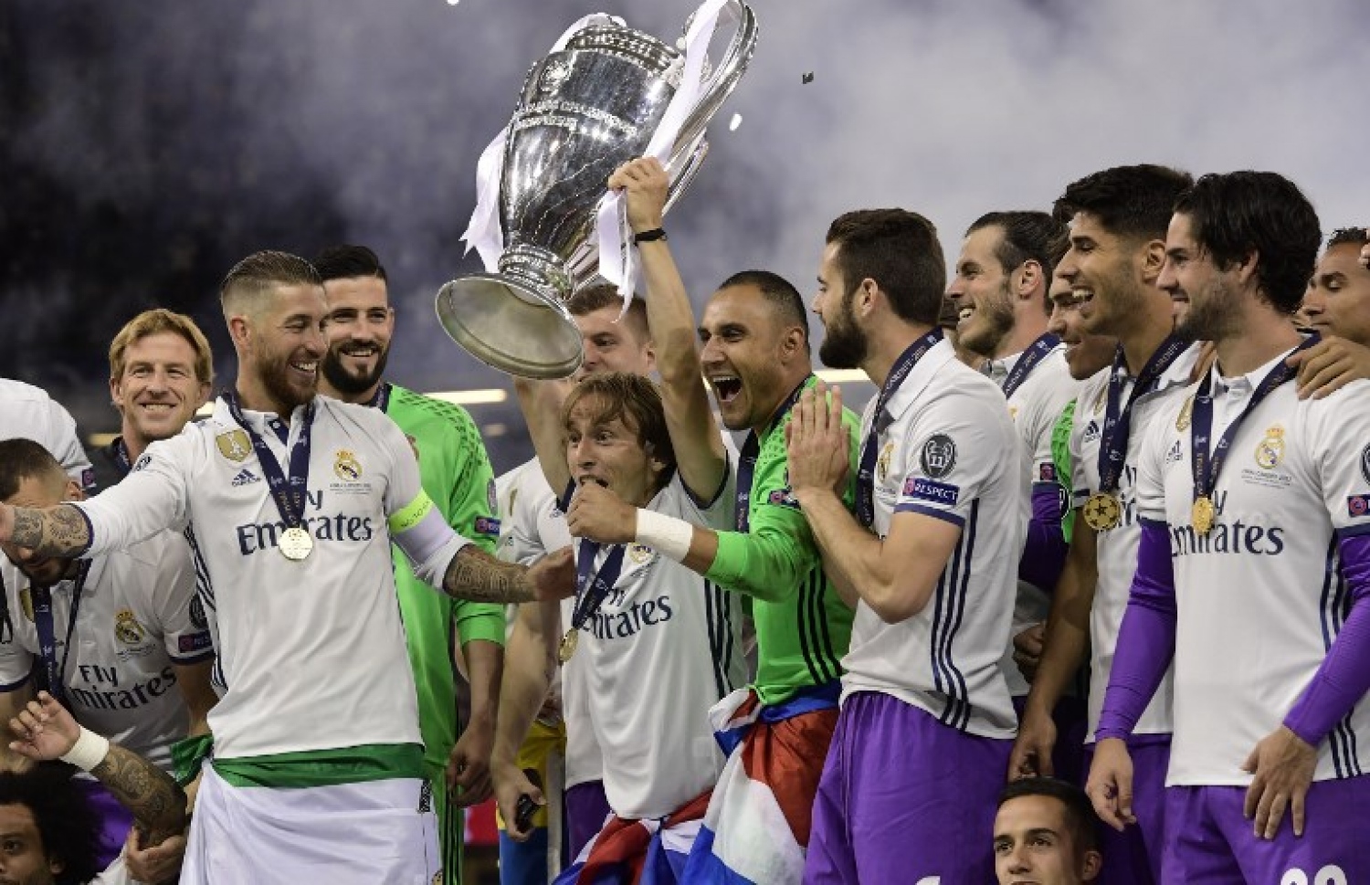 ކާޑިފް، ވޭލްސް: ޖޫން 3، 2017: ވޭލްސްގެ ކާޑިފްގެ މިލޭނިއަމް ސްޓޭޑިއަމުގައި ކުޅުނު ޗެމްޕިއަންސް ލީގުގެ ފައިނަލުގައި ރެއާލް މެޑްރިޑުގެ މިޑް ފީލްޑަރު ލުކާ މޮޑްރިކް ތަށި އުފުލާލާއިރު، ކުޅުންތެރިން އުފާފާޅުކުރަނީ: އިޓަލީގެ ޔުވެންޓަސް 4-1 އިން ބަލިކޮށް، 12 ވަނަ ފަހަރަށް ޔުއެފާ ޗެމްޕިއަންސް ލީގު ކާމިޔާބުކޮށް އެ ތަށި ދިފާއުކުރި ފުރަތަމަ ޓީމުގެ ޝަރަފް ސްޕެއިނުގެ ރެއާލް މެޑްރިޑުން ވަނީ ހޯދައިފައި.-- ފޮޓޯ: އޭއެފްޕީ