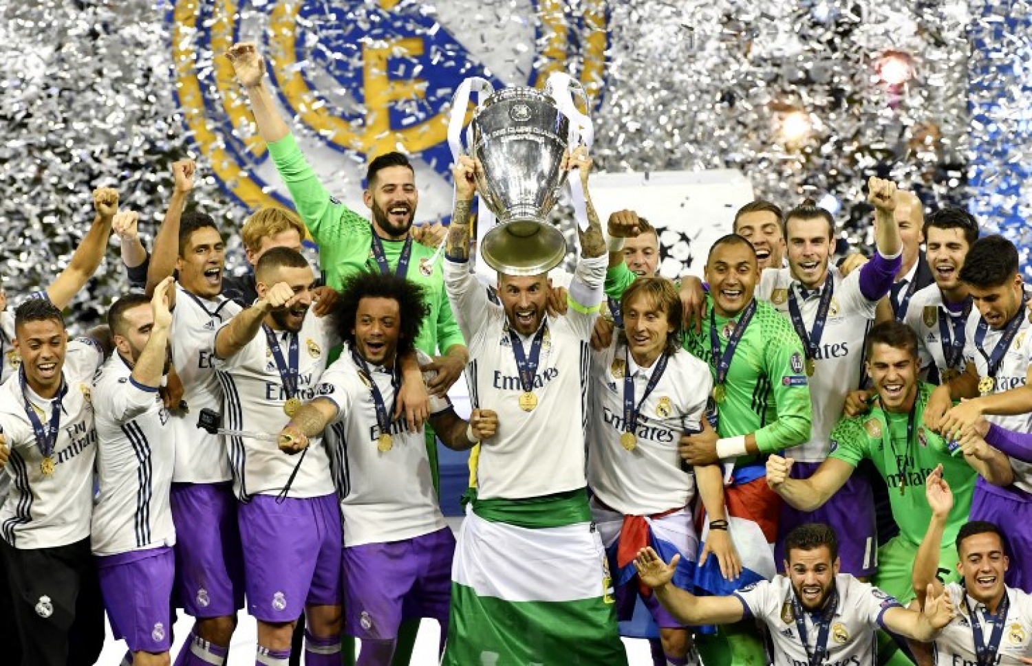 ކާޑިފް، ވޭލްސް: ޖޫން 3، 2017: ވޭލްސްގެ ކާޑިފްގެ މިލޭނިއަމް ސްޓޭޑިއަމުގައި ކުޅުނު ޗެމްޕިއަންސް ލީގުގެ ފައިނަލުގައި ރެއާލް މެޑްރިޑުގެ ކުޅުންތެރިން އުފާފާޅުކުރަނީ: އިޓަލީގެ ޔުވެންޓަސް 4-1 އިން ބަލިކޮށް، 12 ވަނަ ފަހަރަށް ޔުއެފާ ޗެމްޕިއަންސް ލީގު ކާމިޔާބުކޮށް އެ ތަށި ދިފާއުކުރި ފުރަތަމަ ޓީމުގެ ޝަރަފް ސްޕެއިނުގެ ރެއާލް މެޑްރިޑުން ވަނީ ހޯދައިފައި.-- ފޮޓޯ: އޭއެފްޕީ