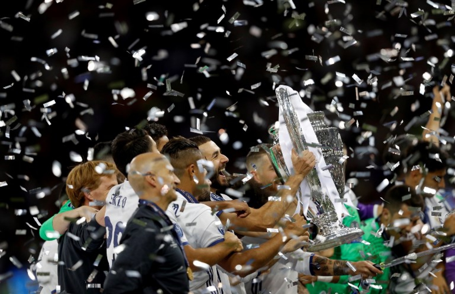 ކާޑިފް، ވޭލްސް: ޖޫން 3، 2017: ވޭލްސްގެ ކާޑިފްގެ މިލޭނިއަމް ސްޓޭޑިއަމުގައި ކުޅުނު ޗެމްޕިއަންސް ލީގުގެ ފައިނަލުގައި ރެއާލް މެޑްރިޑުގެ ފޯވާޑު ކަރީމް ބެންޒެމާ ތަށި އުފުލާލަނީ: އިޓަލީގެ ޔުވެންޓަސް 4-1 އިން ބަލިކޮށް، 12 ވަނަ ފަހަރަށް ޔުއެފާ ޗެމްޕިއަންސް ލީގު ކާމިޔާބުކޮށް އެ ތަށި ދިފާއުކުރި ފުރަތަމަ ޓީމުގެ ޝަރަފް ސްޕެއިނުގެ ރެއާލް މެޑްރިޑުން ވަނީ ހޯދައިފައި.-- ފޮޓޯ: އޭއެފްޕީ