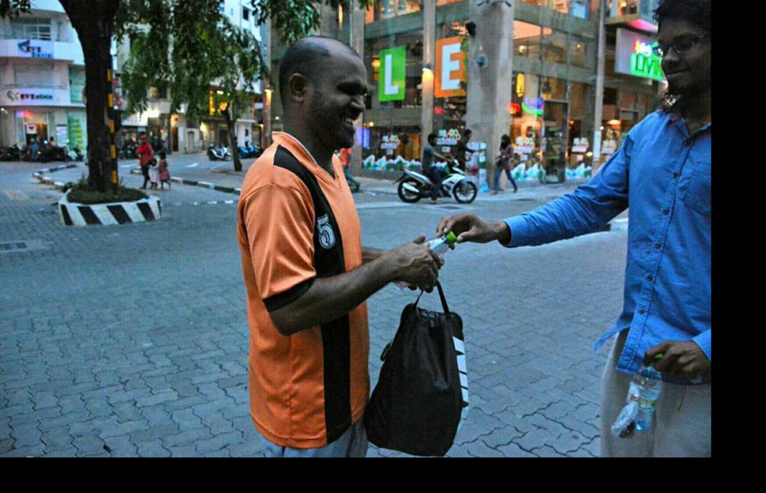 މަގުމަތިން ދިޔަ މީހަކަށް ރޯދަ ވީއްލަން ފެނާއި ކަދުރު ދެނީ