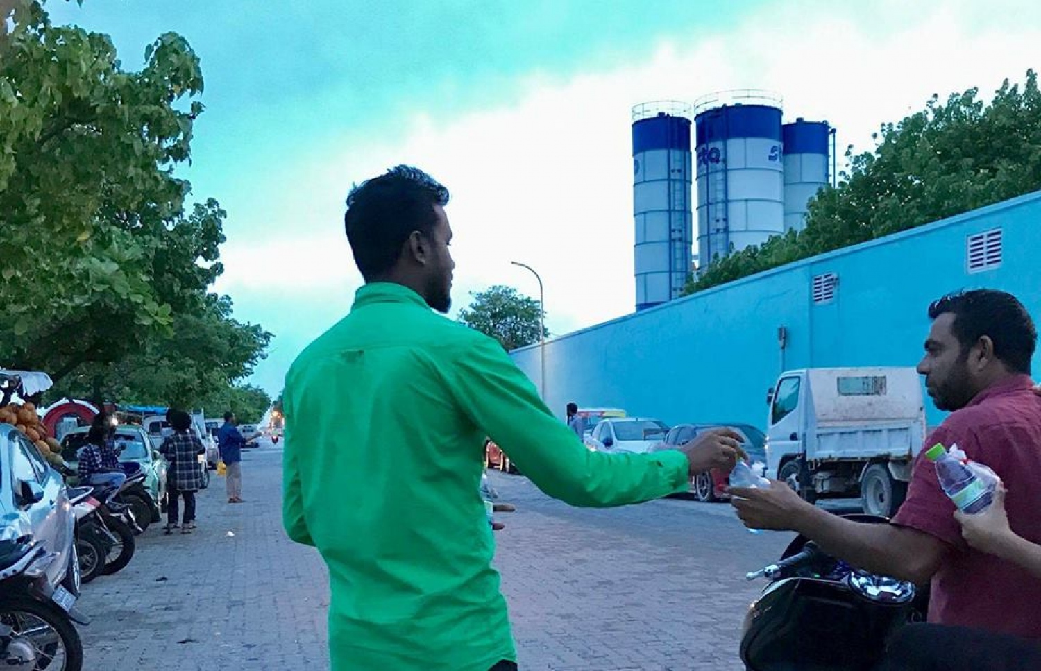 މަގުމަތިން ދާ ބަޔަކު ރޯދަ ވީއްލަން ފެނާއި ކަދުރު ދެނީ: މި ޒުވާނުން މިކަން ކުރާތާ ހަތަރު އަހަރު ވެއްޖެ