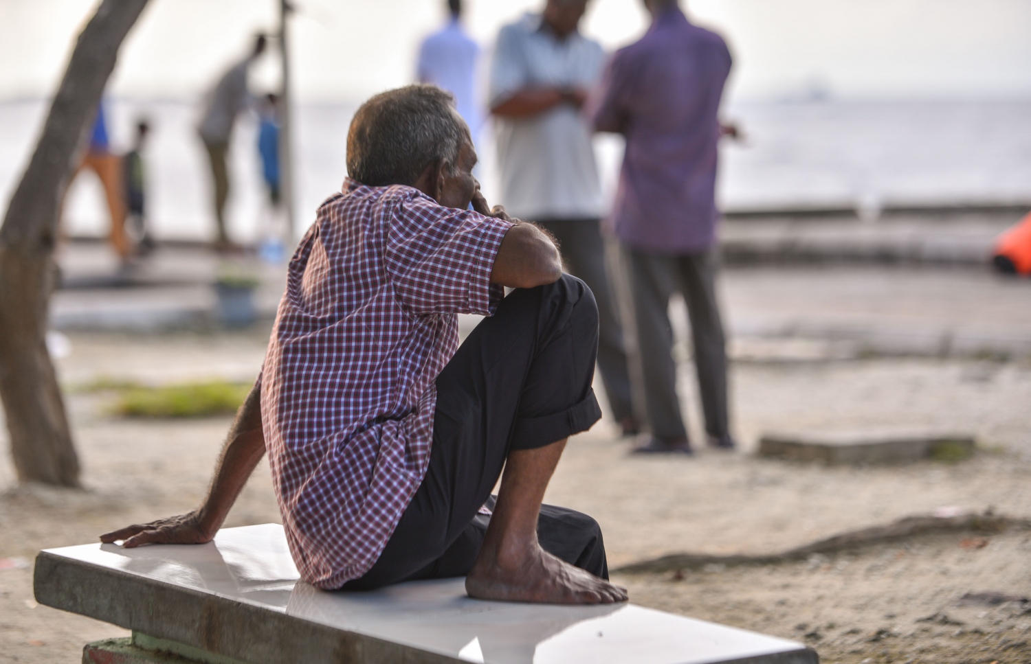 އުމުރުން ދުވަސްވީ މީހަކު އެކަނިވެރި ވަގުތުކޮޅެއް ހޭދަކުރަނީ: އުމުރުން ދުވަސްވީ މީހުން ހޮސްޕިޓަލްގައި އެޑްމިޓް ކުރުމަށް ފަހު، އާއިލާ އިން އަޅާލާނެ މީހަކު ނުވުމުގެ މައްސަލަ ރާއްޖޭގައި ވެސް ވަރަށް ބޮޑު.---ފޮޓޯ: ހުސެއިން ވަހީދު/މިހާރު