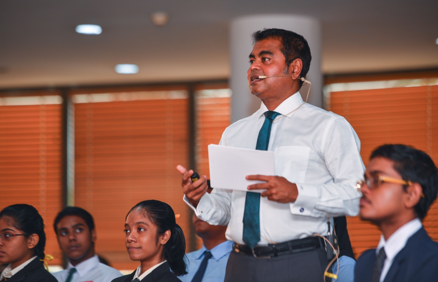 ޕްލާސްޓިކް ކޮތަޅާ ދެކޮޅު ކެމްޕެއިން ފެށުމަށް ސްޓެލްކޯގައި މިއަދު ބޭއްވި ރަސްމިއްޔާތުގައި، ދަރިވަރުންނަށް މިނިސްޓަރު ތޯރިގް މައުލޫމާތު ދެއްވަނީ.-- ފޮޓޯ: ހުސެއިން ވަހީދު/ މިހާުރު