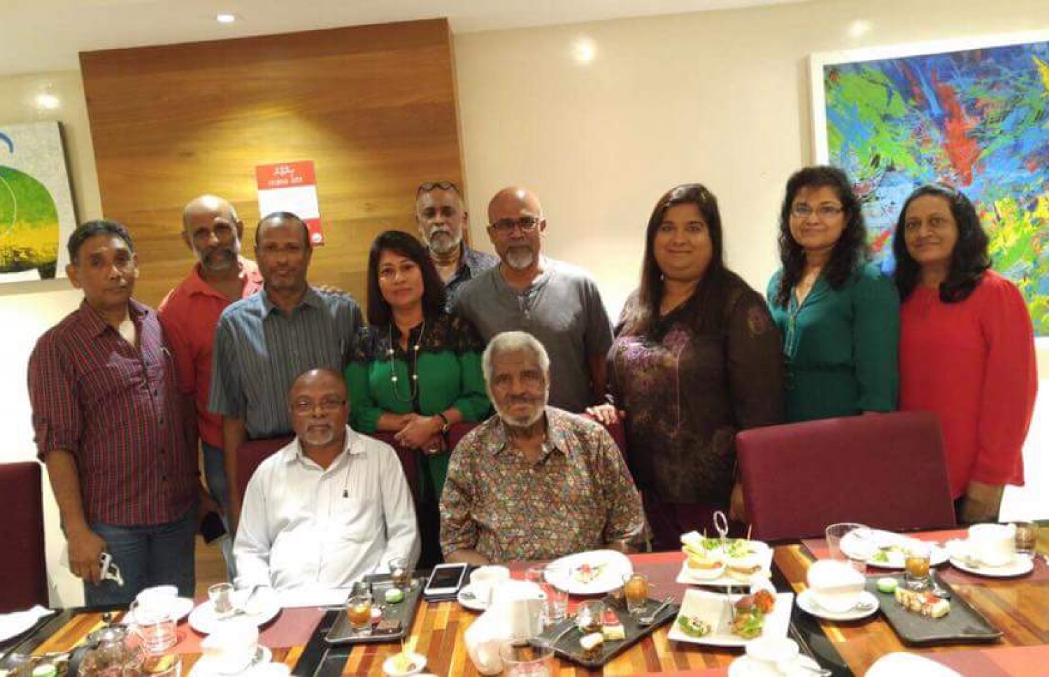 ސީއެޗްއެސްއީ އުފެއްދެވި އަދި އެ ސްކޫލުގެ ފުރަތަމަ ޕްރިންސިޕަލް ޑރ. މާލިކު، މި ފަހަރުގެ ޒިޔާރަތުގައި، އޭނާގެ ކުރީގެ ބައެއް ދަރިވަރުންނާ އެކު ފޮޓޯއެއް ނަންގަވަނީ --ފޭސްބުކް ފޮޓޯ: ޑރ. މަރިޔަމް ޝަކީލާ