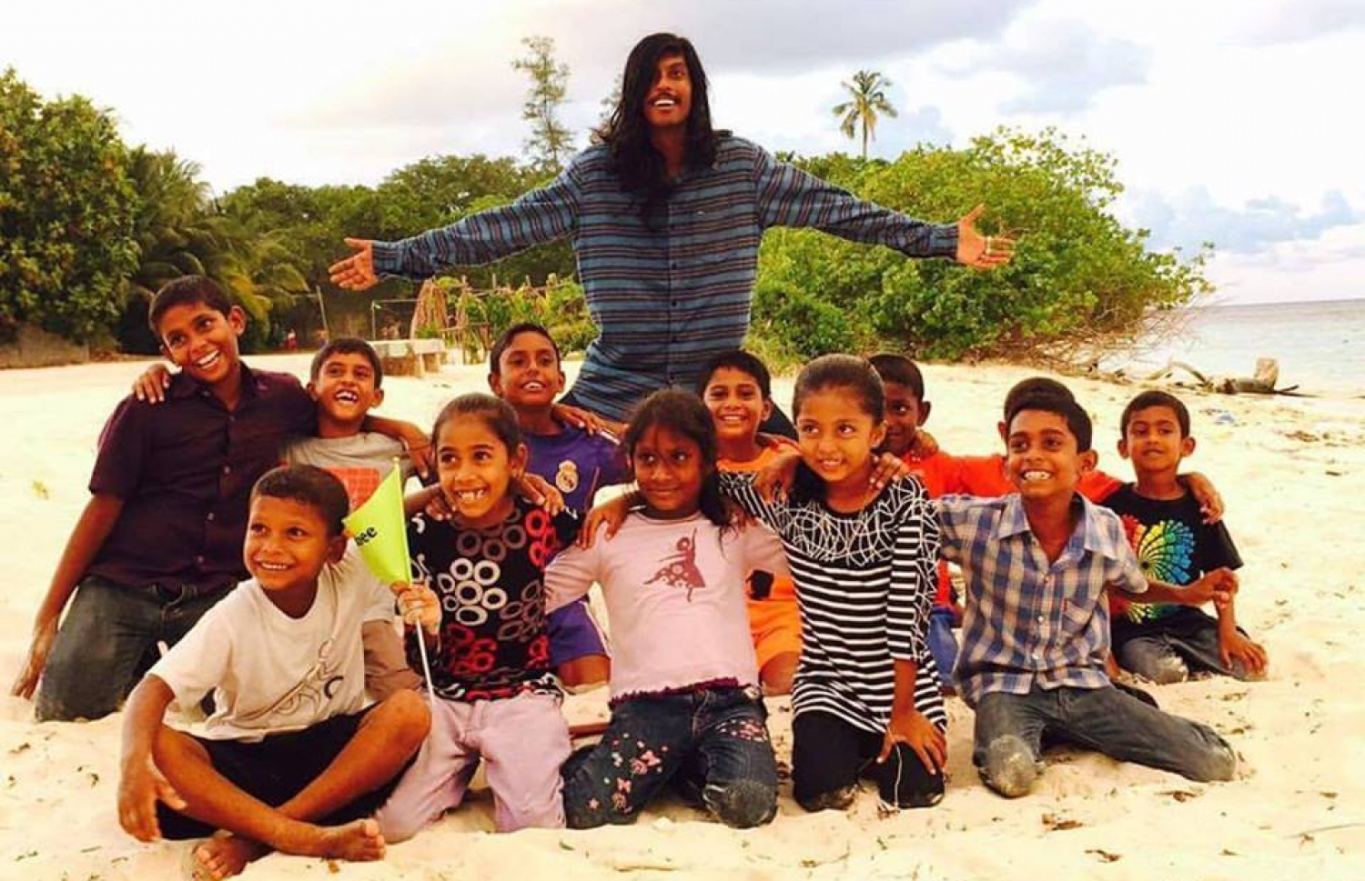 ޝަލަބީ ކުޑަކުދިންތަކަކާ އެކު: ރަށުގައި ކުޑަކުދިންނަށް ގުުރުއާން ކިޔަވައިދިން