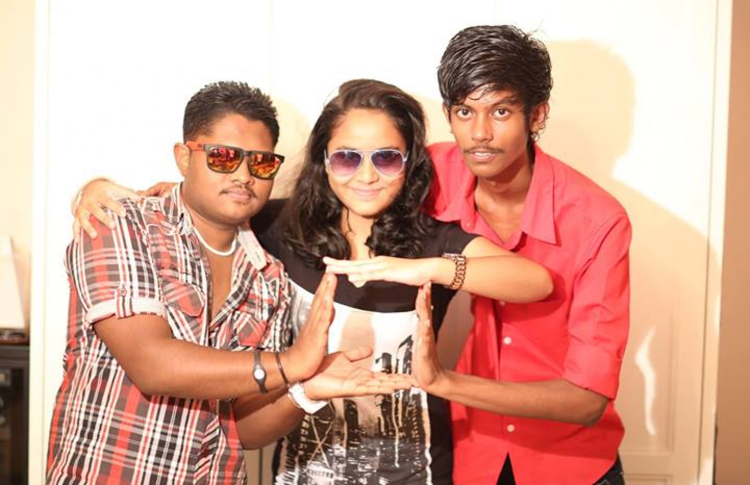 ޝަލަބީ (ކ) އާއި މޯލްޑިވިއަން އައިޑޮލްގެ ފުރަތަމަ ސީޒަން ކާމިޔާބު ކުރި ލައިޝާ ޖުނައިދު އާއި އިތުރު ރަހުމަތްތެރިއަކާ އެކު ފޮޓޯއަކަށް ހުއްޓިގެން