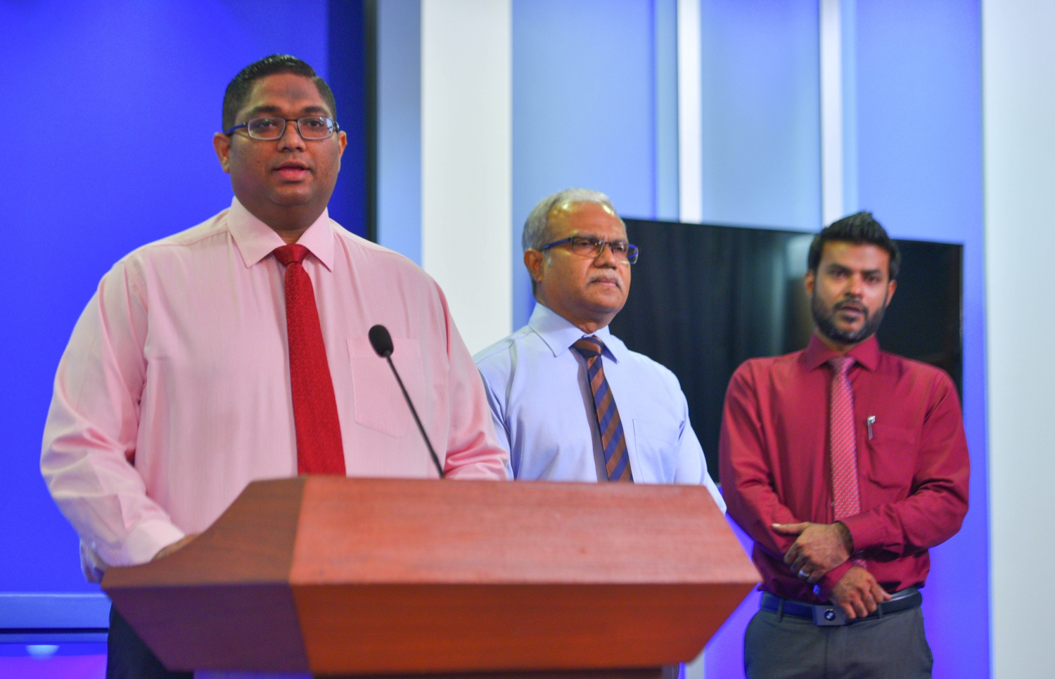 ރާއްޖެ އިން ގަތަރާ އެކު ސިޔާސީ ގުޅުން ކަނޑާލިކަން ކުރީގެ ރައީސް ޔާމީންގެ ވެރިކަމުގައި އޭރުގެ ބަންޑާރަ ނައިބު އަނިލް ޖޫން 5، 2017 ގައި ރައީސް އޮފީހުގައި އިއުލާން ކުރައްވާއިރު، އަރިހުގައި އޭރުގެ ފޮރިން މިނިސްޓަރު ޑރ. އާސިމް އަދި ރައީސް އޮފީހުގެ އޭރުގެ ތަރުޖަމާން މުއާޒް.---މިހާރު ފައިލް ފޮޓޯ: ހުސެއިން ވަހީދު