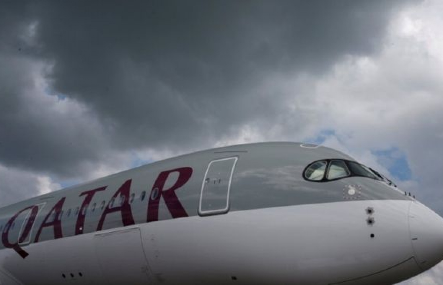 ބައެއް ގައުމުތަކުން ސިޔާސީ ގުޅުން ކަނޑާލާ ވައިގެ ސަރަހައްދު ބަންދު ކުރުމުން ގަތަރު އެއާވޭސް އަށް ބަނަކަން ކުރިމަތިވާނެ. --ފޮޓޯ:ރޮއިޓާސް