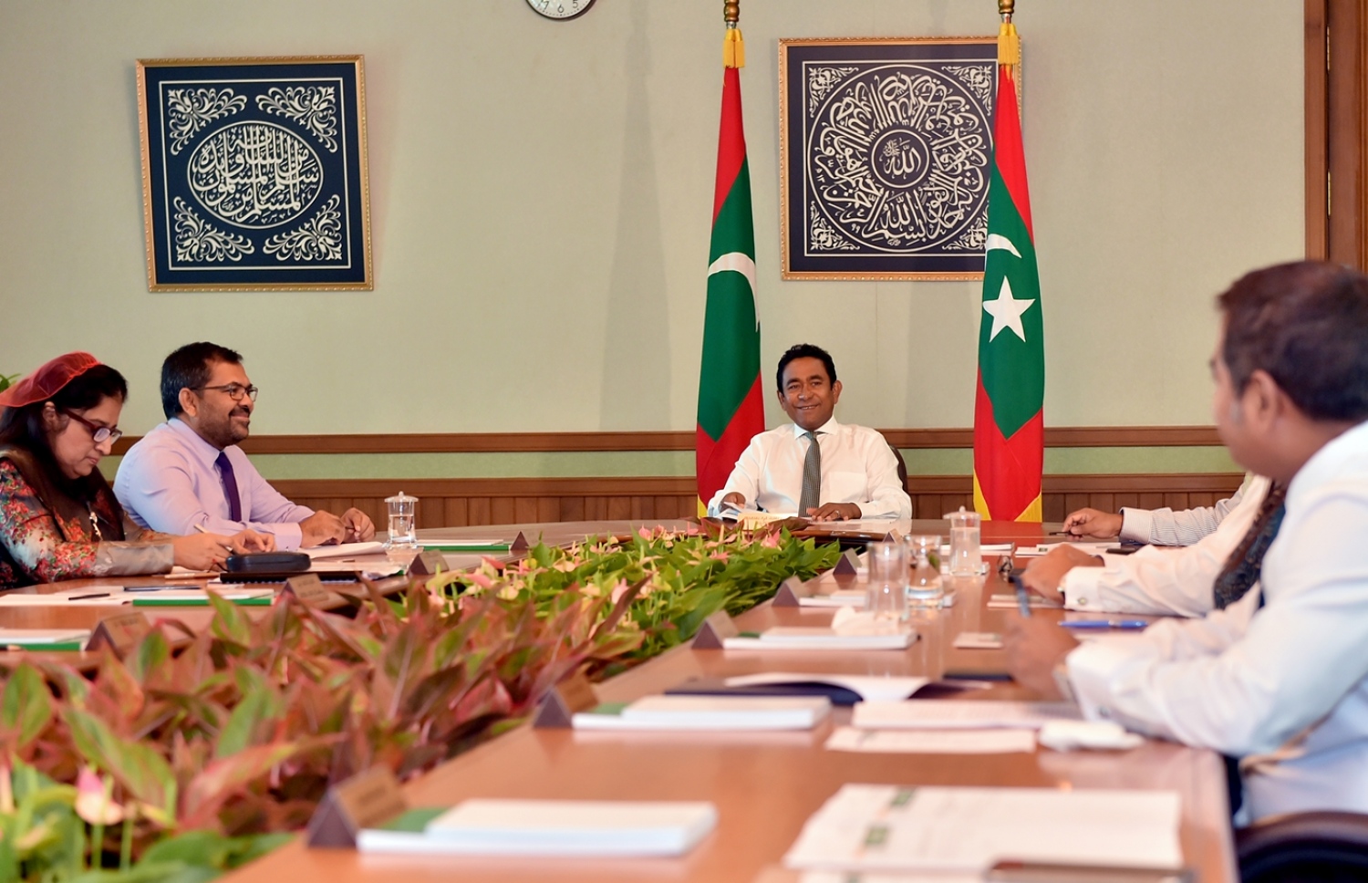 ރައީސް ޔާމީން ވަޒީރުންގެ މަޖިލީހުގެ ޖަލްސާއެއްގައި އިންނެވިއިރު އެމަނިކުފާނުގެ ވާތް ފަރާތުގައި ރައީސުލް ޖުމްހޫރިއްޔާގެ ދިދަ ބަހައްޓާފައި --ފޮޓޯ/ރައީސް އޮފީސް