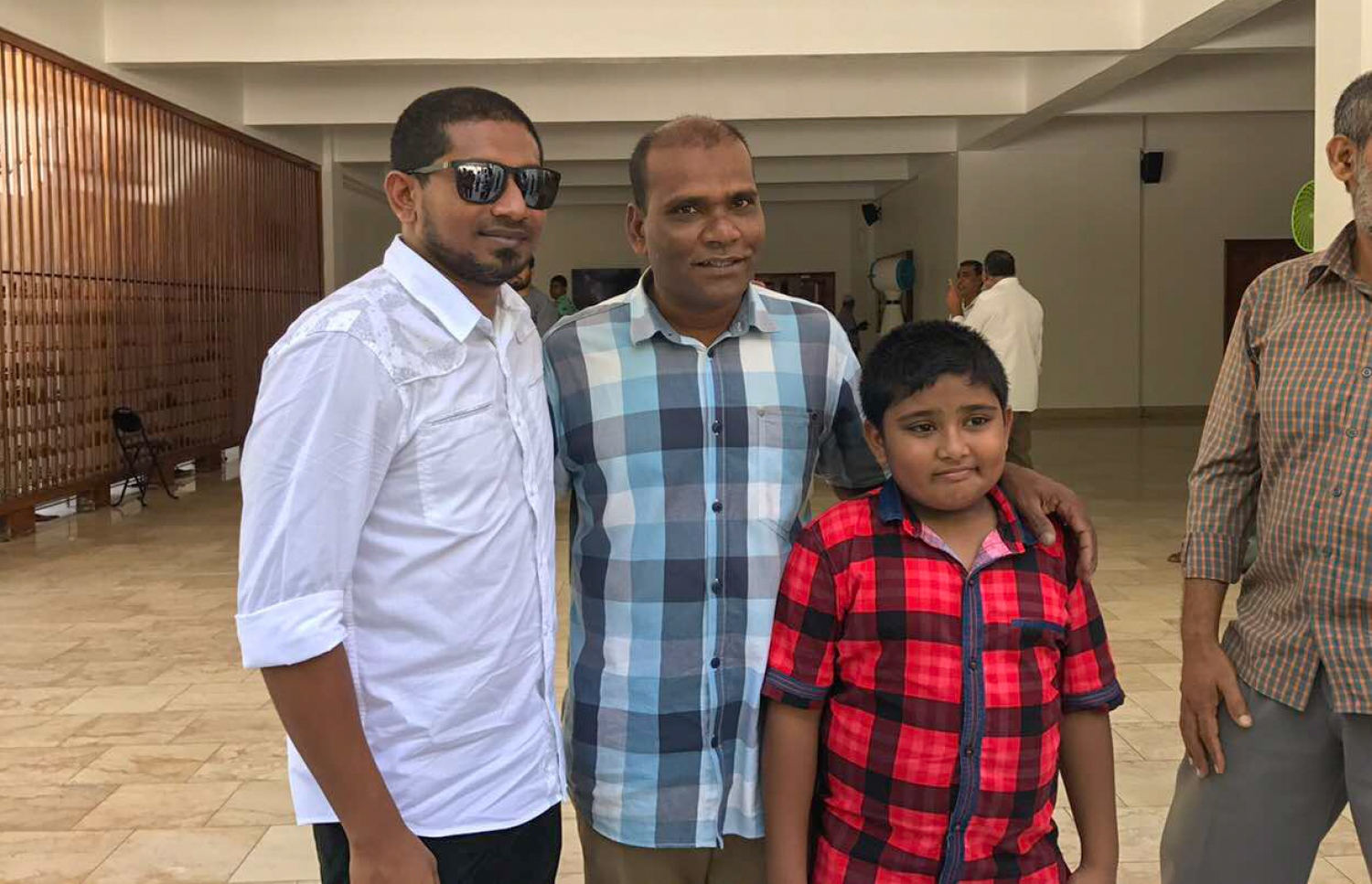 މާލެ: ޖޫން 9، 2017- މިއަދުގެ ހުކުރުނަމާދަށް ފަހު، މެމްބަރު އަހުމަދު މަހްލޫފު އޭނާގެ ސަޕޯޓަރަކާއި ކުޑަކުއްޖަކާ އެކު ފޮޓޯއެއް ނަންގަވަނީ: މަހްލޫފު ވަނީ މިއަދު ޖަލުން މިނިވަންވެފައި.---މިހާރު ފޮޓޯ: އަހުމަދު ހަމްދޫން