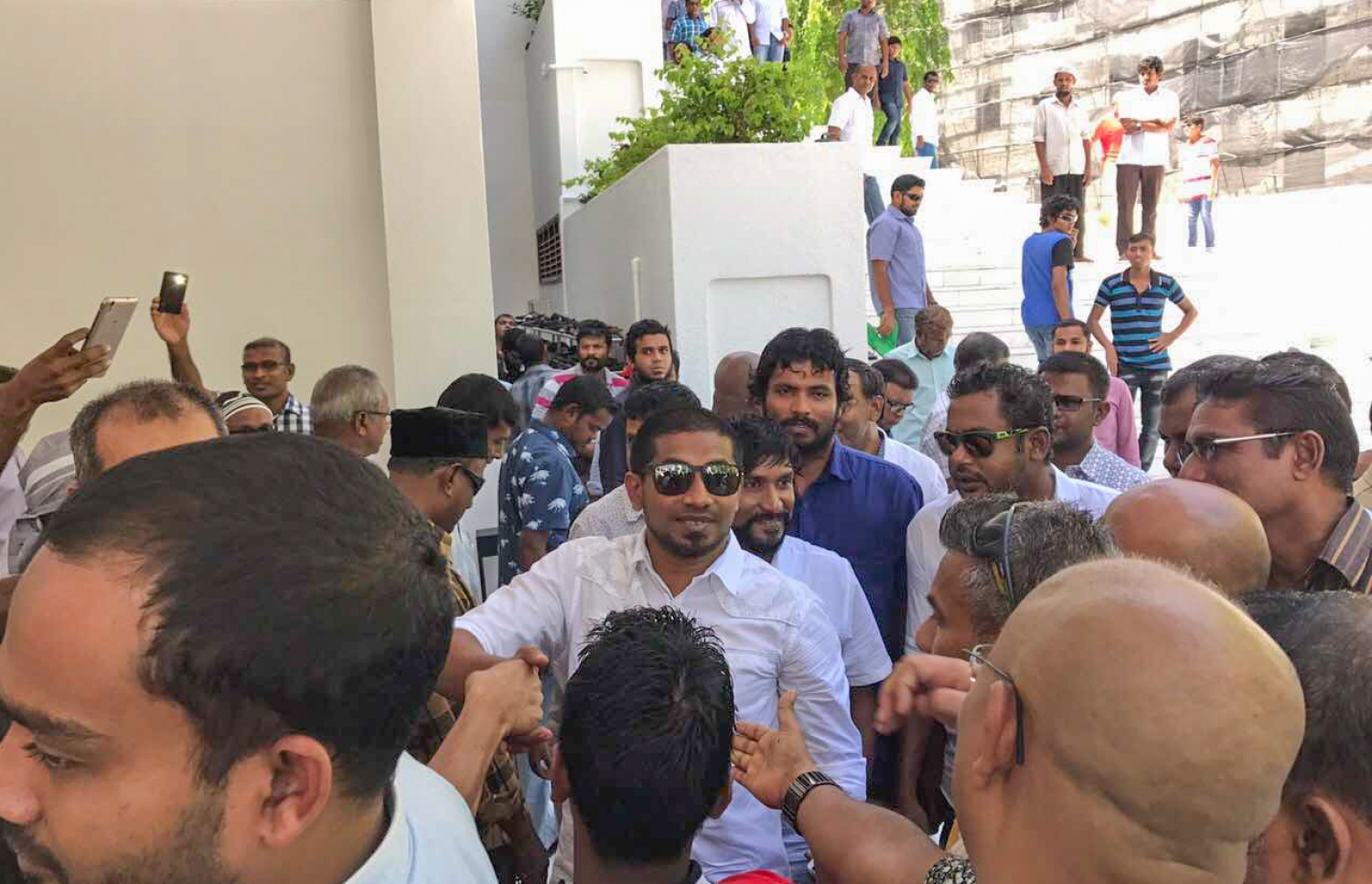 މާލެ: ޖޫން 9، 2017- ހައްޔަރުގައި ހުރި ގަލޮޅު ދެކުނު ދާއިރާގެ މެމްބަރު އަހުމަދު މަހުލޫފު މިނިވަންވުމުން މިއަދުގެ ހުކުރު ނަމާދަށްފަހު އިސްލާމީ މަރުކަޒު ކައިރި އާންމުންނާއި ބައްދަލުކޮށް ސަލާން ކުރަނީ. މަހްލޫފަށް އިއްވި 10 މަހާއި 24 ދުވަހުގެ ޖަލު ހުކުމަކަށް ފަހު މިއަދު ހެނދުނުގެ ވަގުތެއްގައި ވަނީ މިނިވަން ކޮށްފައި.---މިހާރު ފޮޓޯ: އަހުމަދު ހަމްދޫން