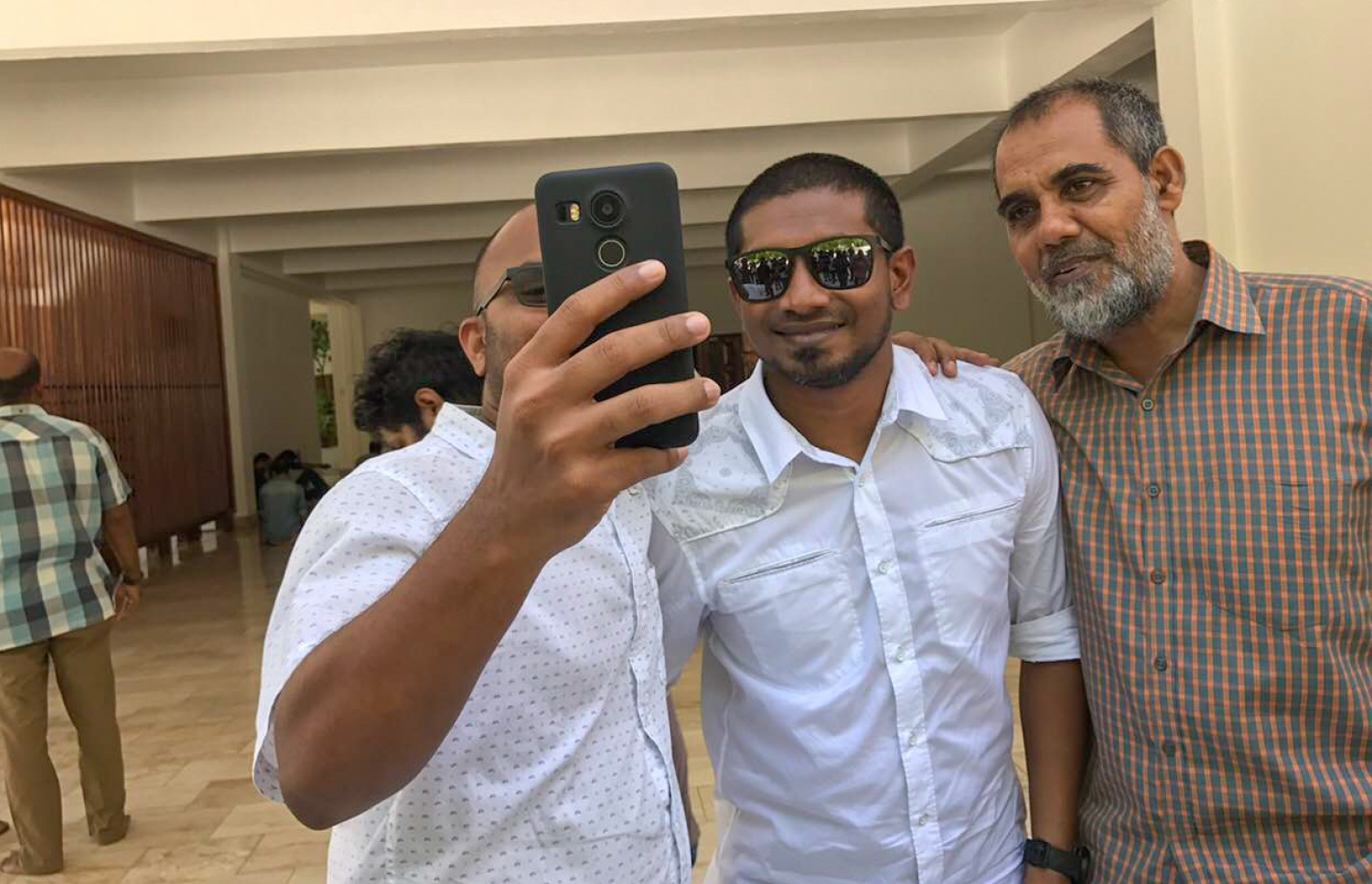 މާލެ: ޖޫން 9، 2017- މިއަދުގެ ހުކުރުނަމާދަށް ފަހު، މެމްބަރު އަހުމަދު މަހްލޫފު އޭނާގެ ސަޕޯޓަރަކާ އެކު ސެލްފީއެއް ނަގަނީ: އޭނާ ވަނީ މިއަދު ޖަލުން މިނިވަންވެފައި.---މިހާރު ފޮޓޯ: އަހުމަދު ހަމްދޫން