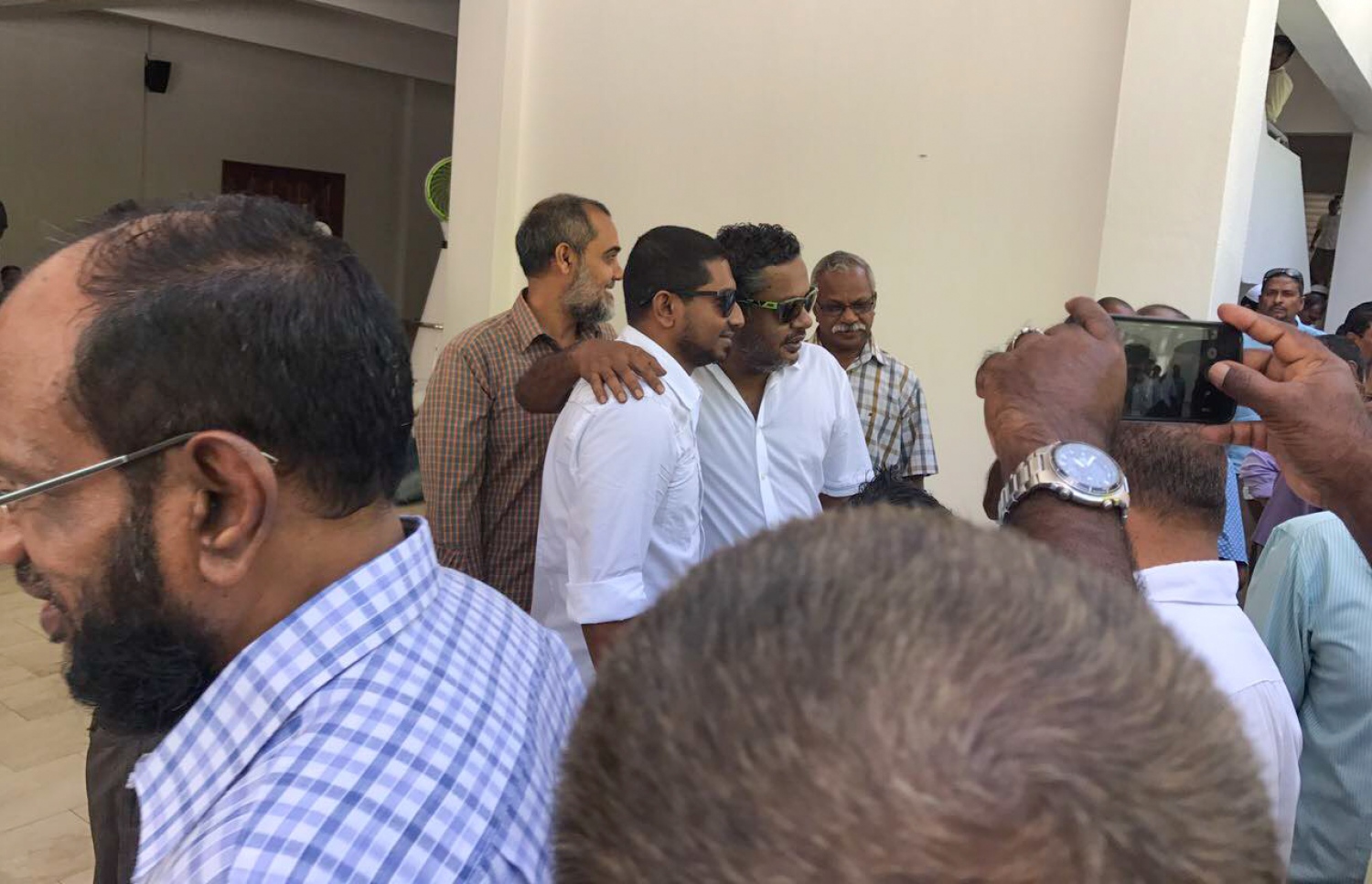 މާލެ: ޖޫން 9، 2017- މިއަދުގެ ހުކުރުނަމާދަށް ފަހު، މެމްބަރު އަހުމަދު މަހްލޫފު އޭނާގެ ސަޕޯޓަރަކާ އެކު އިސްލާމީ މަރުކަޒުގައި ފޮޓޯއެއް ނަންގަވަނީ: އޭނާ ވަނީ މިއަދު ޖަލުން މިނިވަންވެފައި.---މިހާރު ފޮޓޯ: އަހުމަދު ހަމްދޫން