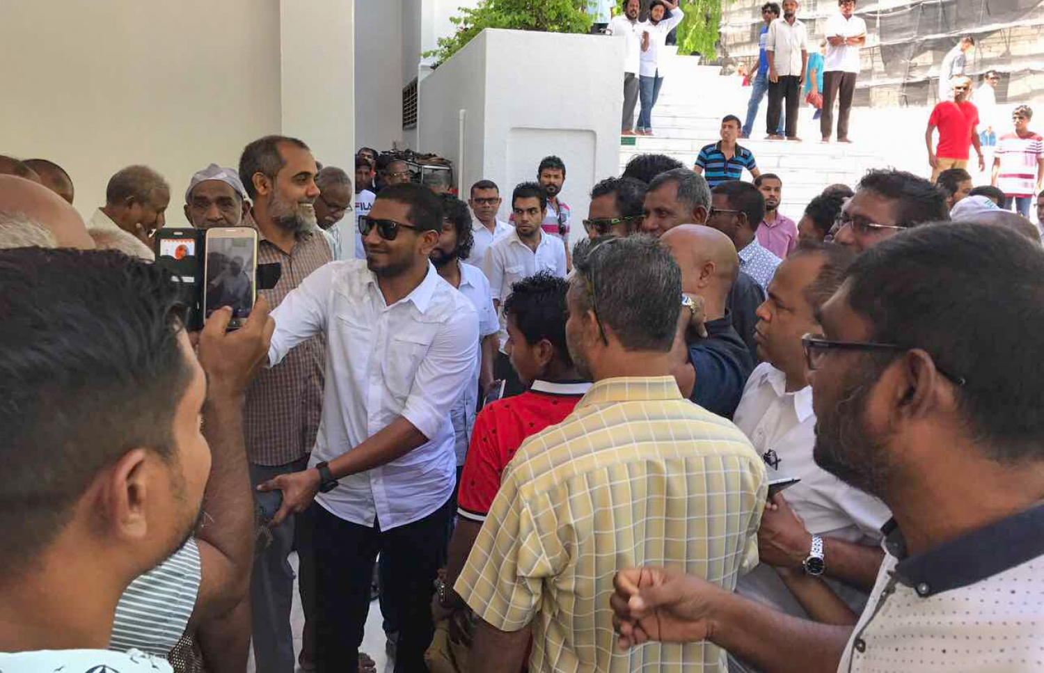 މާލެ: ޖޫން 9، 2017- މިއަދުގެ ހުކުރުނަމާދަށް ފަހު، މެމްބަރު އަހުމަދު މަހްލޫފު އޭނާގެ ސަޕޯޓަރުންނާ އިސްލާމީ މަރުކަޒުގައި ބައްދަލު ކުރައްވަނީ: އޭނާ ވަނީ މިއަދު ޖަލުން މިނިވަންވެފައި.---މިހާރު ފޮޓޯ: އަހުމަދު ހަމްދޫން