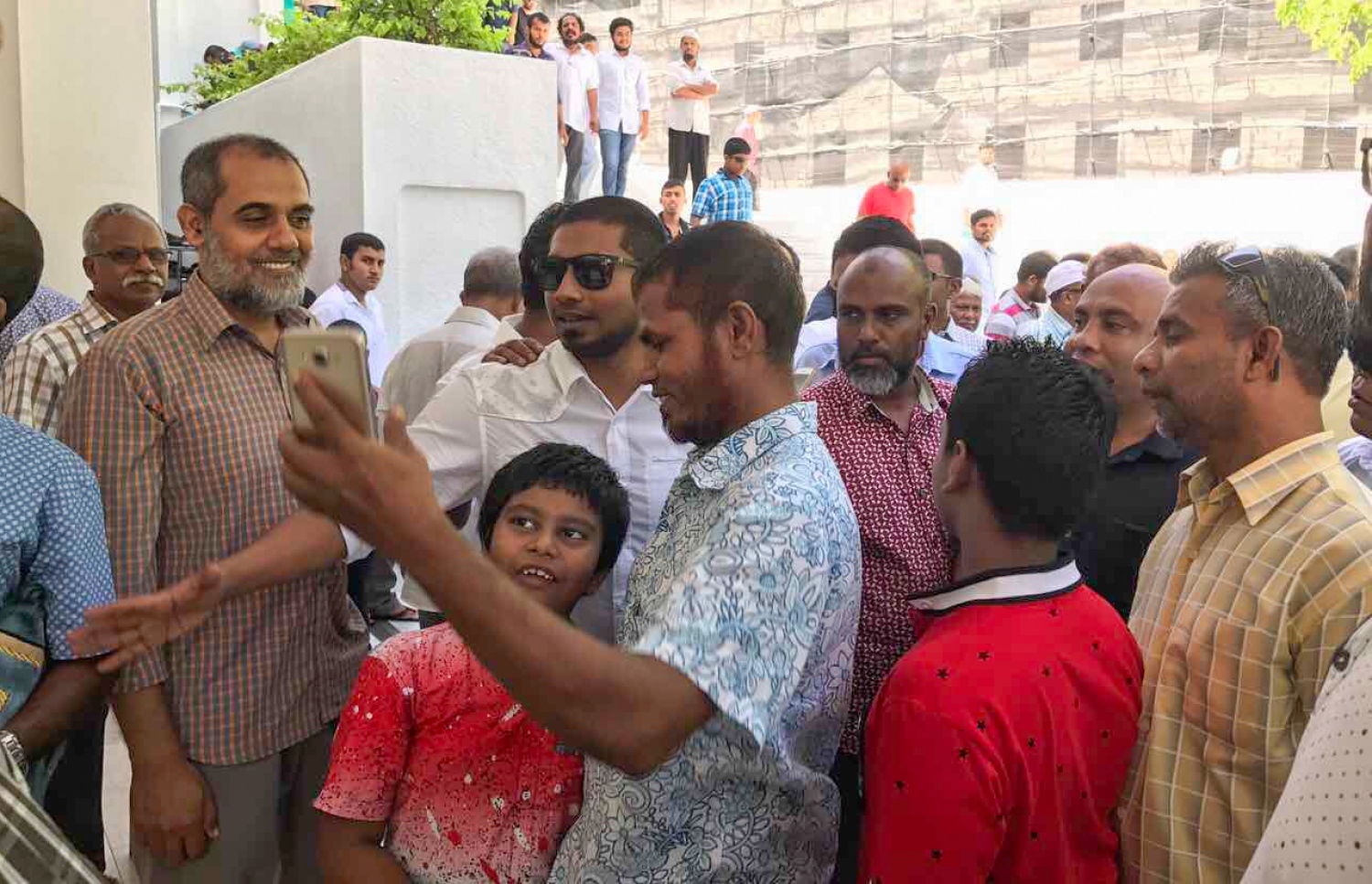 މާލެ: ޖޫން 9، 2017- މިއަދުގެ ހުކުރުނަމާދަށް ފަހު، މެމްބަރު އަހުމަދު މަހްލޫފު އޭނާގެ ސަޕޯޓަރުންނާ އިސްލާމީ މަރުކަޒުގައި ބައްދަލު ކުރައްވަނީ: އޭނާ ވަނީ މިއަދު ޖަލުން މިނިވަންވެފައި.---މިހާރު ފޮޓޯ: އަހުމަދު ހަމްދޫން