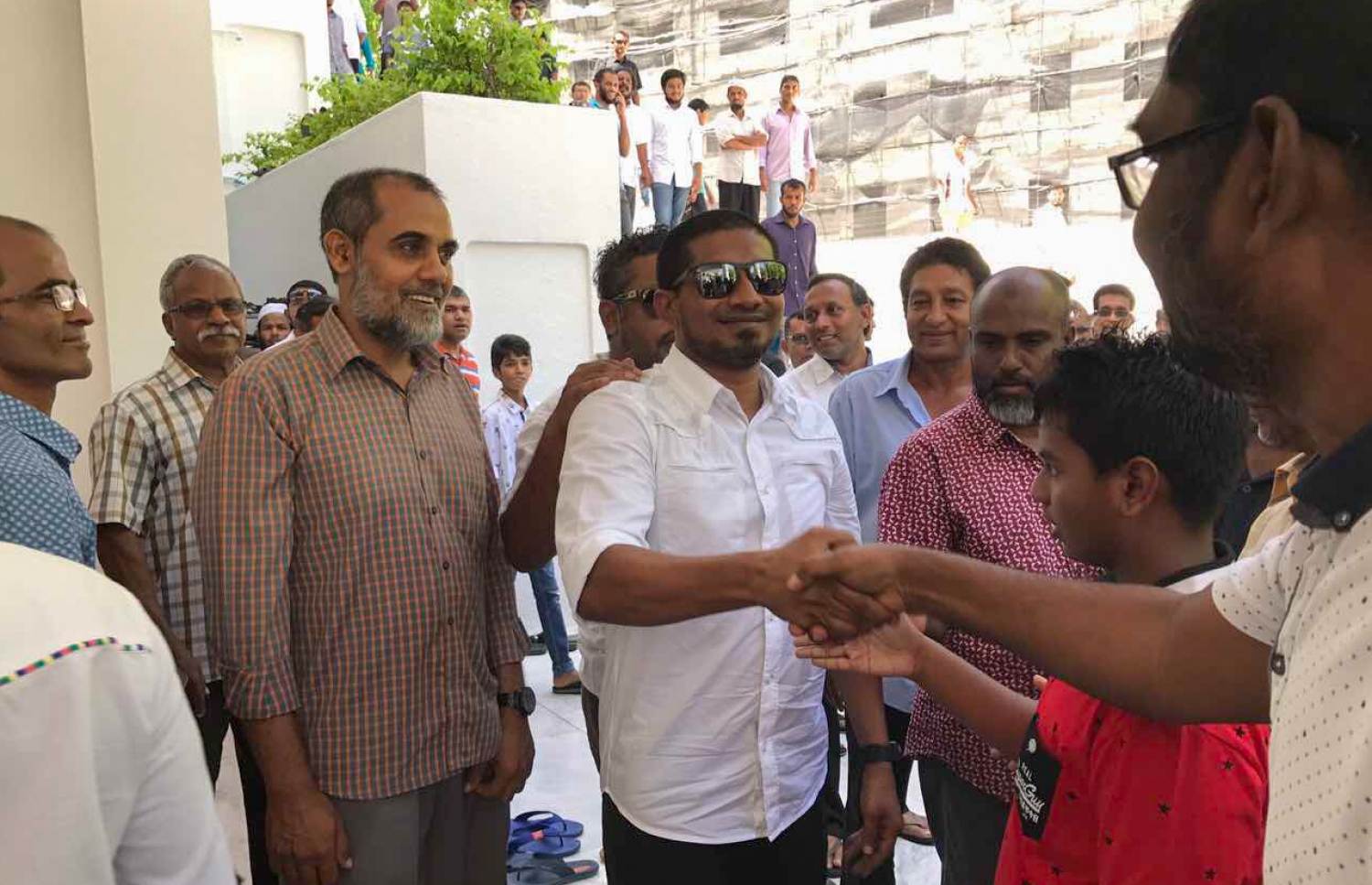 މާލެ: ޖޫން 9، 2017- މިއަދުގެ ހުކުރުނަމާދަށް ފަހު، މެމްބަރު އަހުމަދު މަހްލޫފު އޭނާގެ ސަޕޯޓަރުންނާ އިސްލާމީ މަރުކަޒުގައި ބައްދަލު ކުރައްވަނީ: އޭނާ ވަނީ މިއަދު ޖަލުން މިނިވަންވެފައި.---މިހާރު ފޮޓޯ: އަހުމަދު ހަމްދޫން