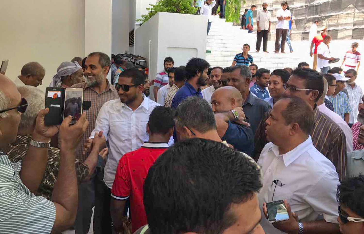 މާލެ: ޖޫން 9، 2017- މިއަދުގެ ހުކުރުނަމާދަށް ފަހު، މެމްބަރު އަހުމަދު މަހްލޫފު އޭނާގެ ސަޕޯޓަރުންނާ އިސްލާމީ މަރުކަޒުގައި ބައްދަލު ކުރައްވަނީ: އޭނާ ވަނީ މިއަދު ޖަލުން މިނިވަންވެފައި.---މިހާރު ފޮޓޯ: އަހުމަދު ހަމްދޫން