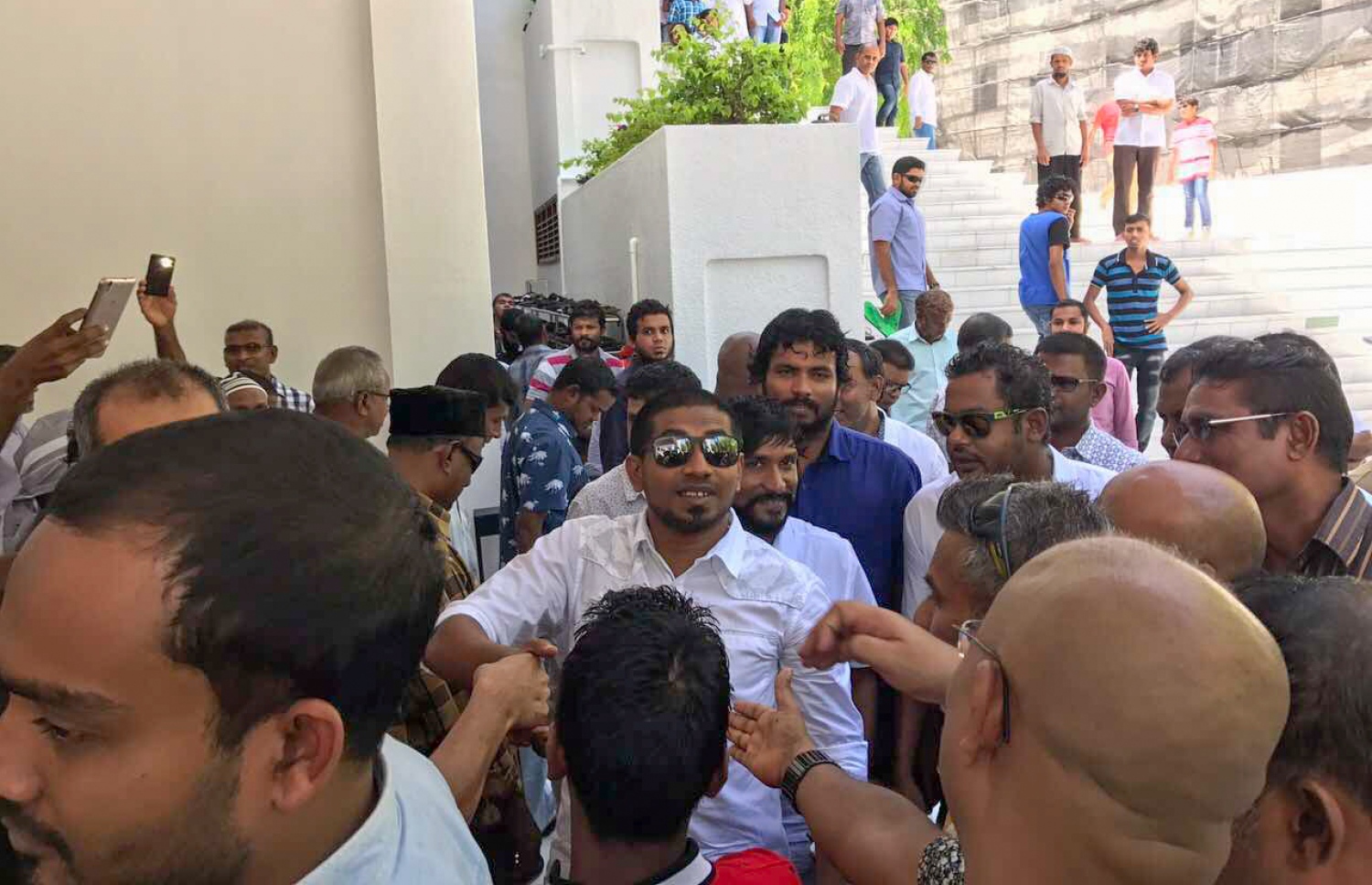 މާލެ: ޖޫން 9، 2017- މިއަދުގެ ހުކުރުނަމާދަށް ފަހު، މެމްބަރު އަހުމަދު މަހްލޫފު އޭނާގެ ސަޕޯޓަރުންނާ އިސްލާމީ މަރުކަޒުގައި ބައްދަލު ކުރައްވަނީ: އޭނާ ވަނީ މިއަދު ޖަލުން މިނިވަންވެފައި.---މިހާރު ފޮޓޯ: އަހުމަދު ހަމްދޫން