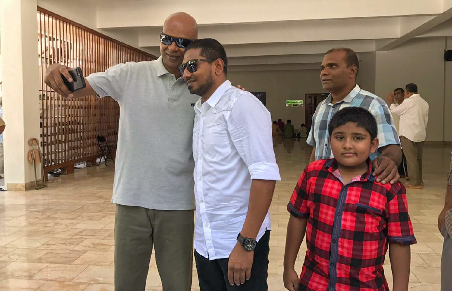 މާލެ: ޖޫން 9، 2017- މިއަދުގެ ހުކުރުނަމާދަށް ފަހު، މެމްބަރު އަހުމަދު މަހްލޫފާ އެކު، މިހާރުގެ ގާނޫނުއަސާސީ އެކުލަވާލި ރައްޔިތުންގެ ހާއްސަ މަޖިލީހުގެ މެމްބަރު އިސްމާއިލް ޝިހާބް ސެލްފީއެއް ނަންގަވަނީ: މަހުލޫފް ވަނީ މިއަދު ޖަލުން މިނިވަންވެފައި.---މިހާރު ފޮޓޯ: އަހުމަދު ހަމްދޫން