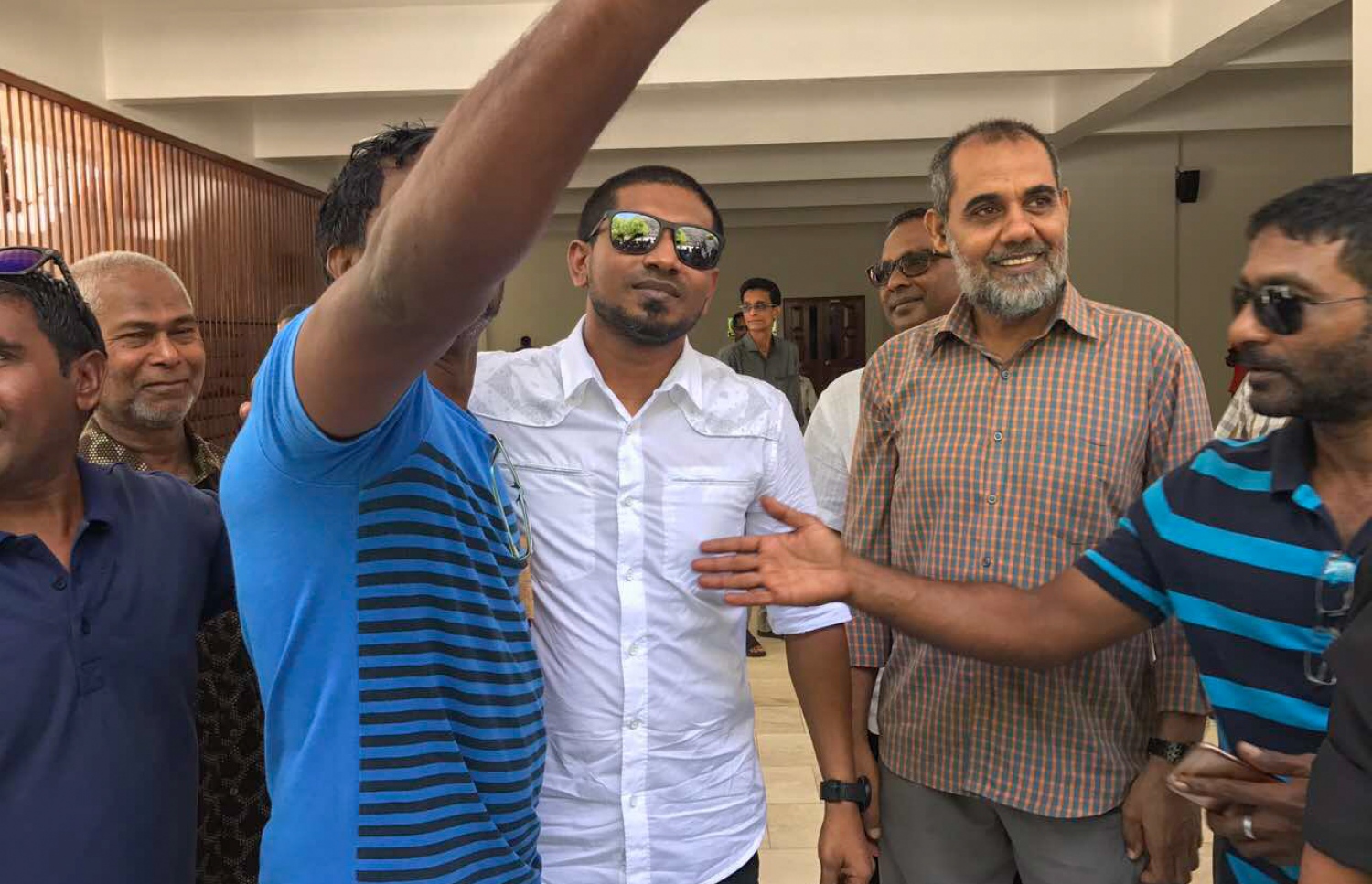 މާލެ: ޖޫން 9، 2017- މިއަދުގެ ހުކުރުނަމާދަށް ފަހު، މެމްބަރު އަހުމަދު މަހްލޫފު އޭނާގެ ސަޕޯޓަރަކާ އެކު ސެލްފީއެއް ނަގަނީ: އޭނާ ވަނީ މިއަދު ޖަލުން މިނިވަންވެފައި.---މިހާރު ފޮޓޯ: އަހުމަދު ހަމްދޫން