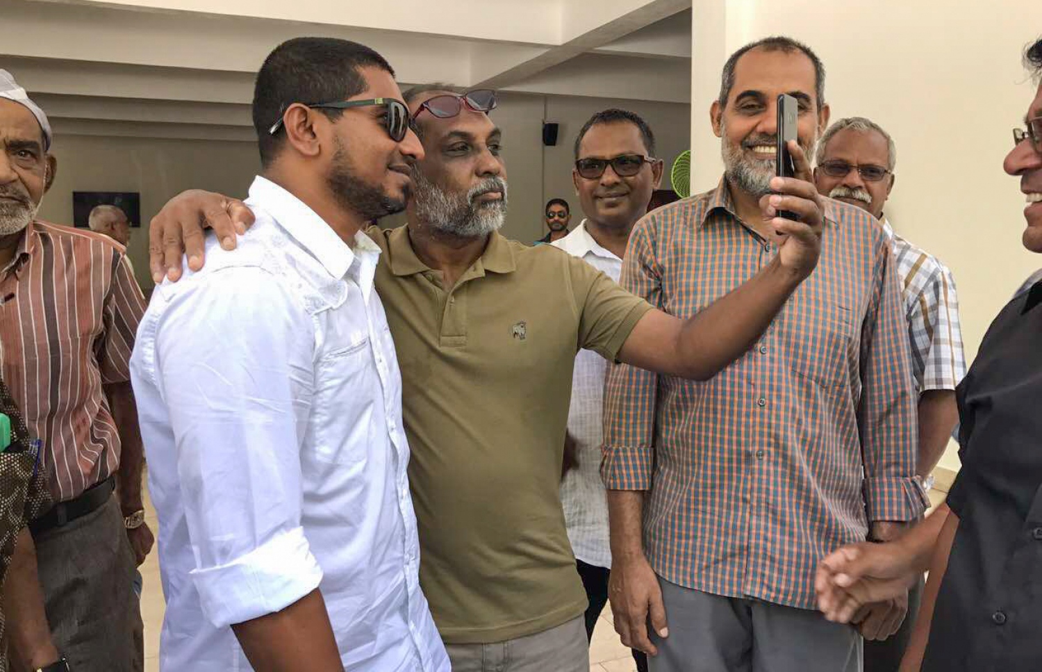 މާލެ: ޖޫން 9، 2017- މިއަދުގެ ހުކުރުނަމާދަށް ފަހު، މެމްބަރު އަހުމަދު މަހްލޫފު އޭނާގެ ސަޕޯޓަރަކާ އެކު ސެލްފީއެއް ނަގަނީ: އޭނާ ވަނީ މިއަދު ޖަލުން މިނިވަންވެފައި.---މިހާރު ފޮޓޯ: އަހުމަދު ހަމްދޫން