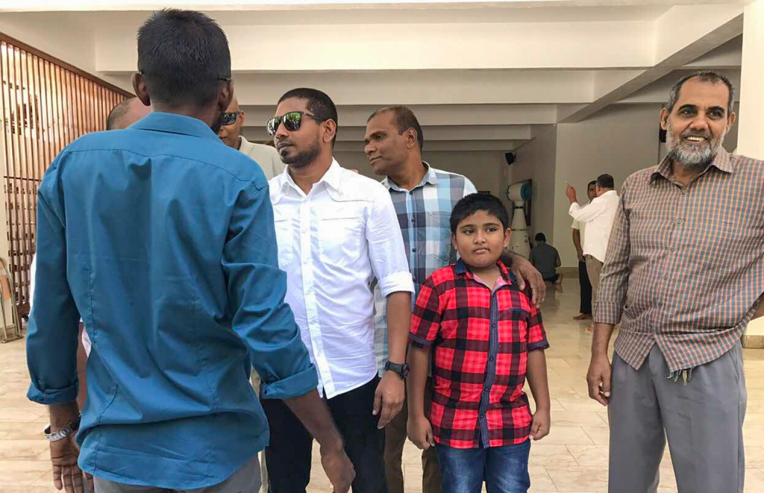 މާލެ: ޖޫން 9، 2017- މިއަދުގެ ހުކުރުނަމާދަށް ފަހު، މެމްބަރު އަހުމަދު މަހްލޫފު އޭނާގެ ސަޕޯޓަރުންނާ އިސްލާމީ މަރުކަޒުގައި ބައްދަލު ކުރައްވަނީ: އޭނާ ވަނީ މިއަދު ޖަލުން މިނިވަންވެފައި.---މިހާރު ފޮޓޯ: އަހުމަދު ހަމްދޫން