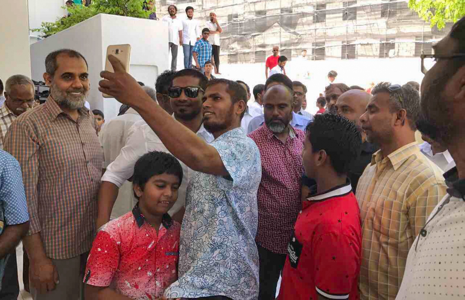 މާލެ: ޖޫން 9، 2017- މިއަދުގެ ހުކުރުނަމާދަށް ފަހު، މެމްބަރު އަހުމަދު މަހްލޫފު އޭނާގެ ސަޕޯޓަރުންތަކަކާ އެކު ސެލްފީއެއް ނަގަނީ: އޭނާ ވަނީ މިއަދު ޖަލުން މިނިވަންވެފައި.---މިހާރު ފޮޓޯ: އަހުމަދު ހަމްދޫން