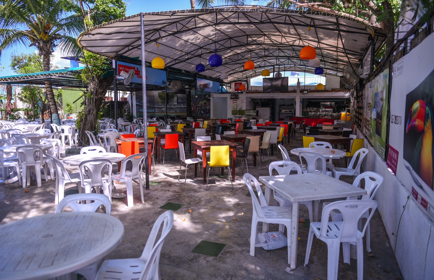 ކާނިވަލުގައި ހިންގަމުން އައި ޗިލެކްސް ކެފޭ: ސިވިލް ކޯޓުގެ ހުކުމާ އެކު އެތަން ހުސްކުރަން ހައުސިން މިނިސްޓްރީން ވަނީ އަންގާފައި.---މިހާރު ފޮޓޯ: ހުސެއިން ވަހީދު