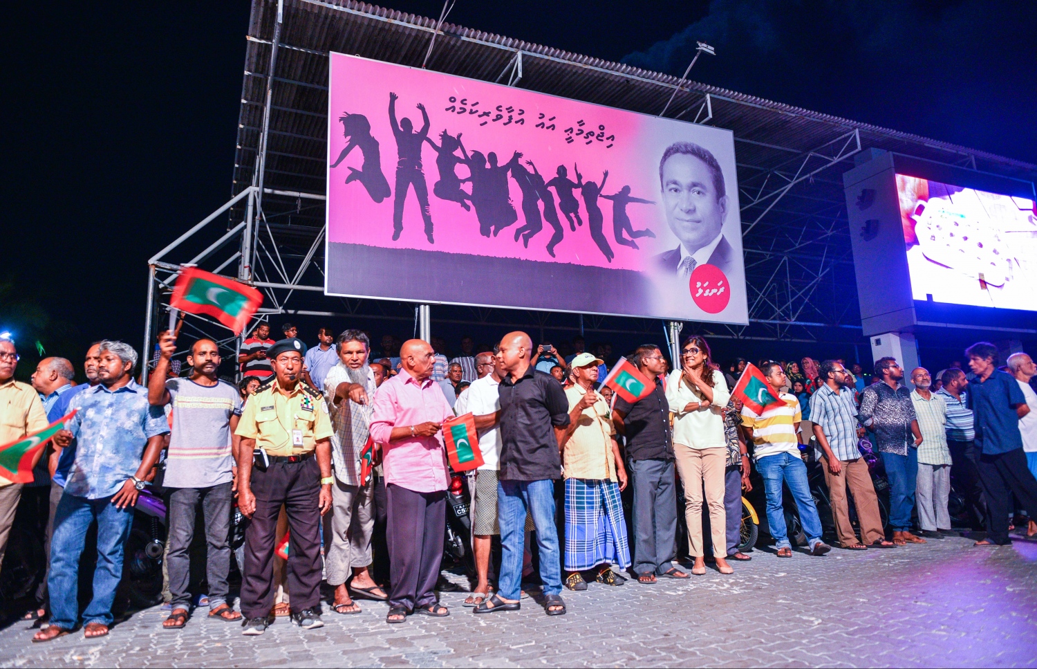 މާލެ: ޖޫން 9، 2017- މެމްބަރު މަހްލޫފު ޖަލުން މިނިވަންވުމާ ގުޅިގެން އޭނާ އަށް ޓަކައި އިދިކޮޅު ފަރާތްތަކުން އެމްޑީޕީގެ ހަރުގޭގައި ބޭއްވި ޖަލްސާ އަށް މަހްލޫފު ވަޑައިގަންނަވާނެ ވަގުތެއްގެ އިންތިޒާރުގައި ބޭރުގައި އާންމުން މަޑުކޮށްލައިގެން: އެމްޑީޕީ ހަރުގެ އިން މަހްލޫފަށް ވަނީ ހޫނު މަރުހަބާއެއް ކިޔާފައި.---މިހާރު ފޮޓޯ: ހުސެއިން ވަހީދު