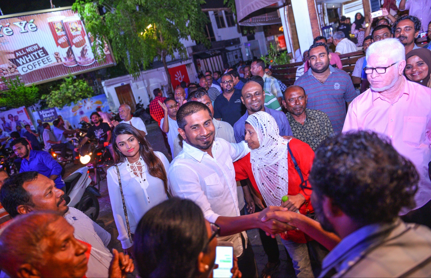 މާލެ: ޖޫން 9، 2017- މެމްބަރު މަހްލޫފު ޖަލުން މިނިވަންވުމާ ގުޅިގެން އޭނާ އަށް ޓަކައި އިދިކޮޅު ފަރާތްތަކުން އެމްޑީޕީގެ ހަރުގޭގައި ބޭއްވި ޖަލްސާ އަށް މަހްލޫފު ވަޑައިގަތުމުން ސަޕޯޓަރުން މަރުހަބާ ކިޔަނީ.---މިހާރު ފޮޓޯ: ހުސެއިން ވަހީދު