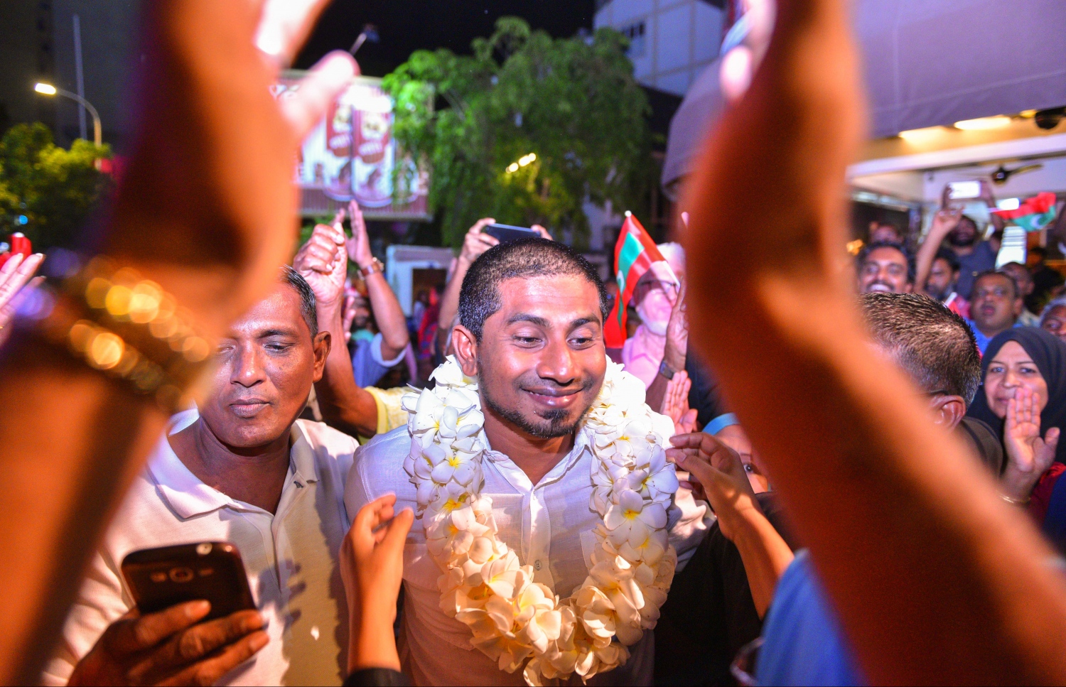 މާލެ: ޖޫން 9، 2017- މެމްބަރު މަހްލޫފު ޖަލުން މިނިވަންވުމާ ގުޅިގެން އޭނާ އަށް ޓަކައި އިދިކޮޅު ފަރާތްތަކުން އެމްޑީޕީގެ ހަރުގޭގައި ބޭއްވި ޖަލްސާ އަށް މަހްލޫފު ވަޑައިގަތުމުން ސަޕޯޓަރުން މަރުހަބާ ކިޔަނީ.---މިހާރު ފޮޓޯ: ހުސެއިން ވަހީދު