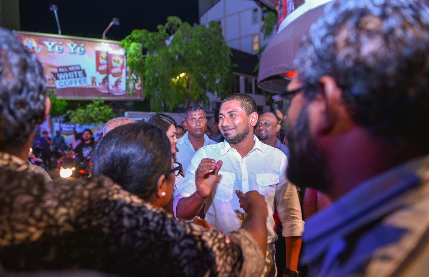 މާލެ: ޖޫން 9، 2017- މެމްބަރު މަހްލޫފު ޖަލުން މިނިވަންވުމާ ގުޅިގެން އޭނާ އަށް ޓަކައި އިދިކޮޅު ފަރާތްތަކުން އެމްޑީޕީގެ ހަރުގޭގައި ބޭއްވި ޖަލްސާ އަށް މަހްލޫފު ވަޑައިގަތުމުން ސަޕޯޓަރުން މަރުހަބާ ކިޔަނީ.---މިހާރު ފޮޓޯ: ހުސެއިން ވަހީދު