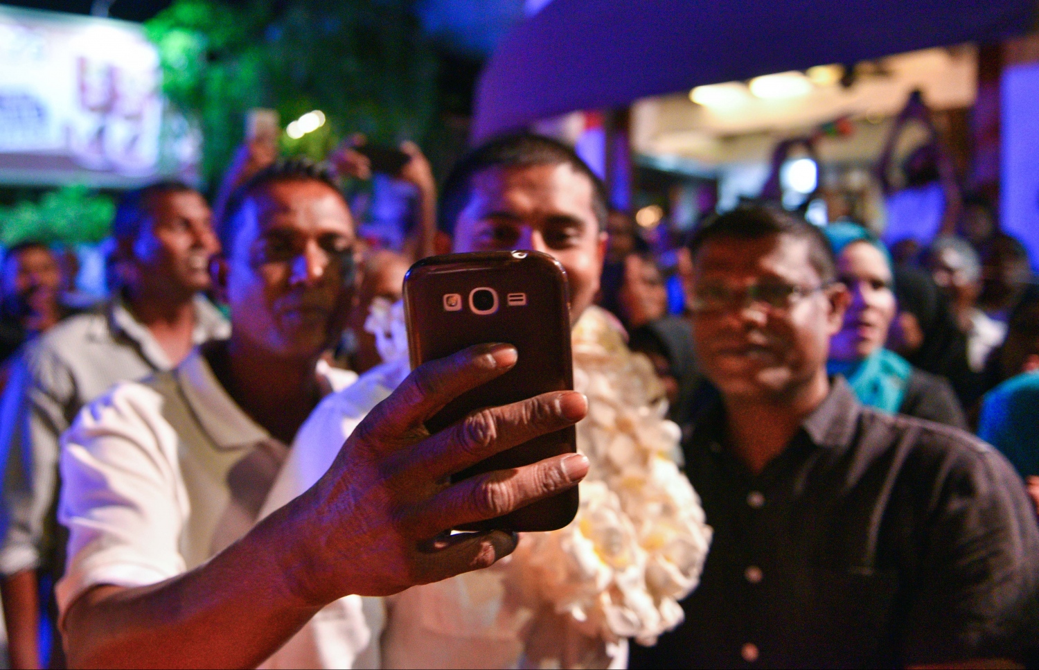 މާލެ: ޖޫން 9، 2017- މެމްބަރު މަހްލޫފު ޖަލުން މިނިވަންވުމާ ގުޅިގެން އޭނާ އަށް ޓަކައި އިދިކޮޅު ފަރާތްތަކުން އެމްޑީޕީގެ ހަރުގޭގައި ބޭއްވި ޖަލްސާ އަށް މަހްލޫފު ވަޑައިގެން ސަޕޯޓަރަކު މަހްލޫފާ އެކު ސެލްފީއެއް ނަގަނީ.---މިހާރު ފޮޓޯ: ހުސެއިން ވަހީދު