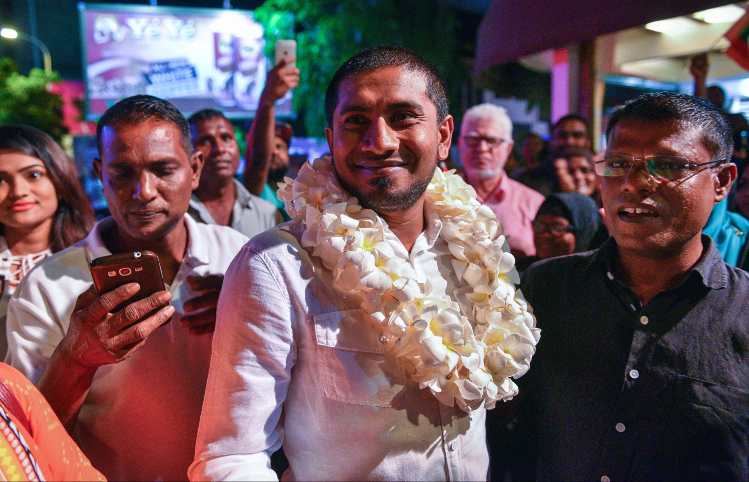 މާލެ: ޖޫން 9، 2017- މެމްބަރު މަހްލޫފު ޖަލުން މިނިވަންވުމާ ގުޅިގެން އޭނާ އަށް ޓަކައި އިދިކޮޅު ފަރާތްތަކުން އެމްޑީޕީގެ ހަރުގޭގައި ބޭއްވި ޖަލްސާ އަށް ވަޑައިގެން ސަޕޯޓަރުންނާ ސަލާމް ކުރައްވަނީ: ސިޔާސީ ހަރަކާތްތަކާ އަލުން ގުޅިވަޑައިގަތުމުން ވަނީ ހޫނު މަރުހަބާއެއް ކިޔާފައި.---މިހާރު ފޮޓޯ: ހުސެއިން ވަހީދު